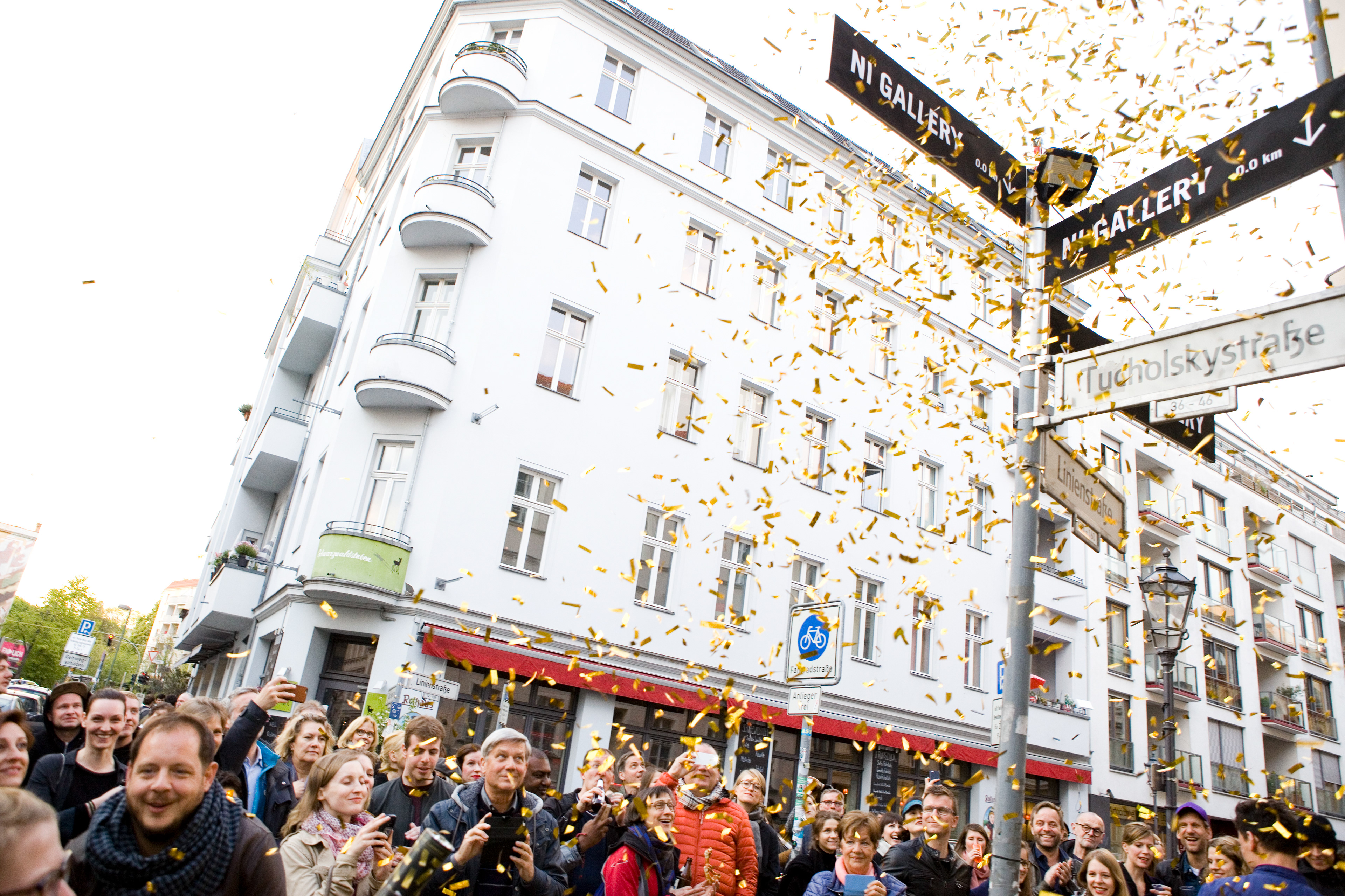 ©Konstantin-Boerner: NI Gallery Opening – Goldene Konfetti – HELLOGRAPH | Grafik Design Agentur Potsdam, Berlin-Brandenburg