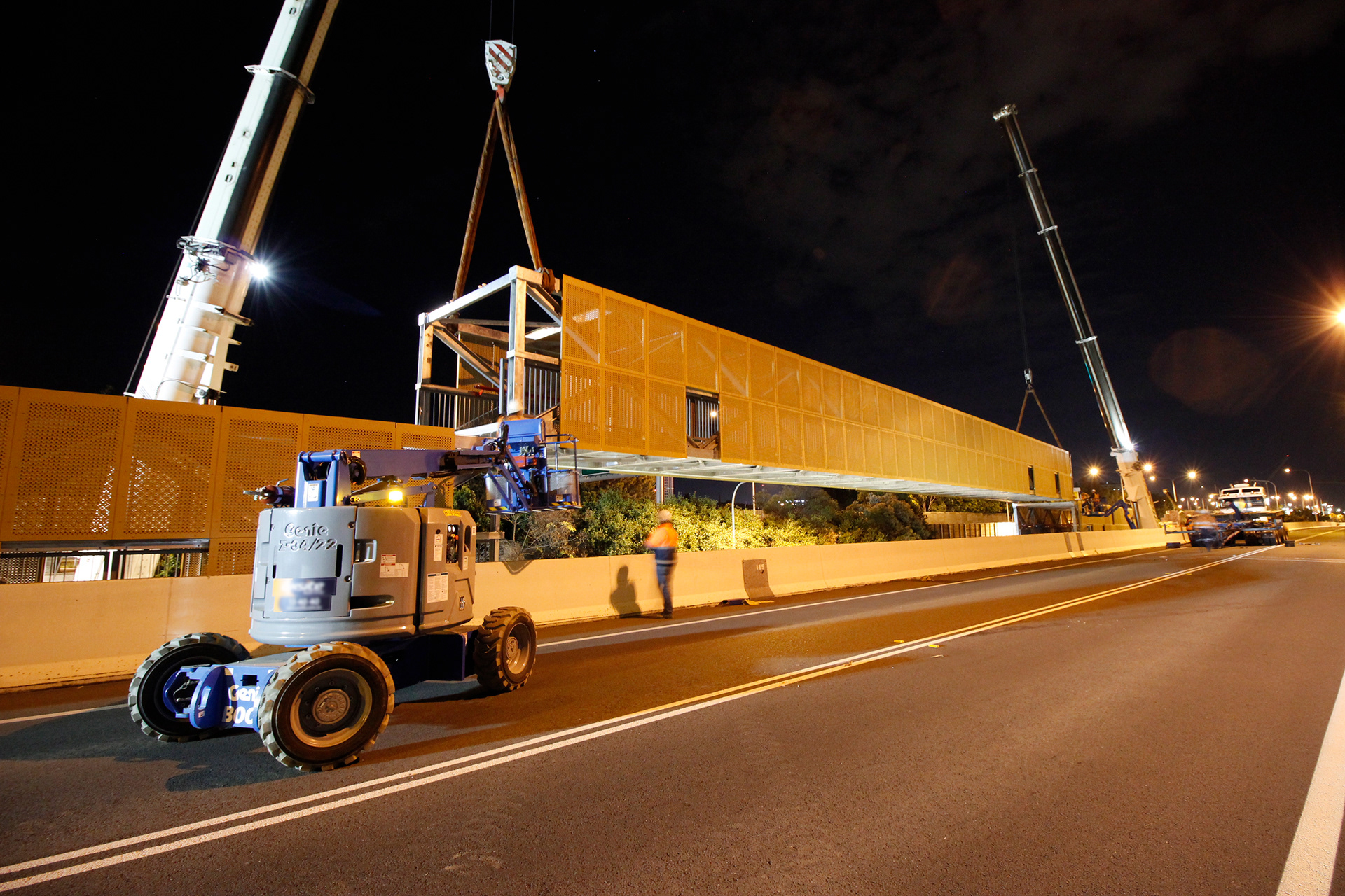 Installation of steel truss bridge span over Juliette Street, Greenslopes