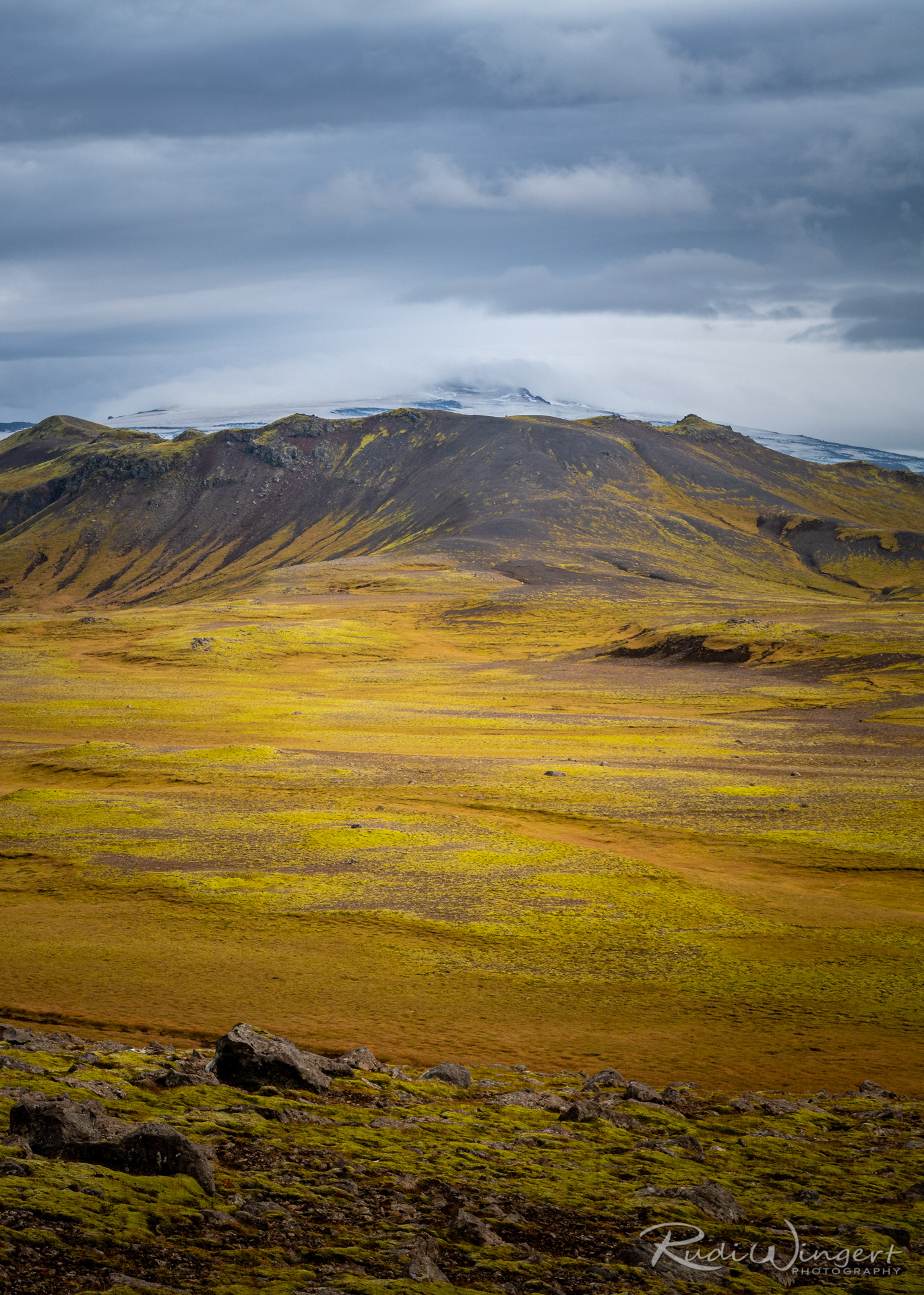 O topo do vulcão Eyjafjallajökull (ao fundo coberto de gelo)