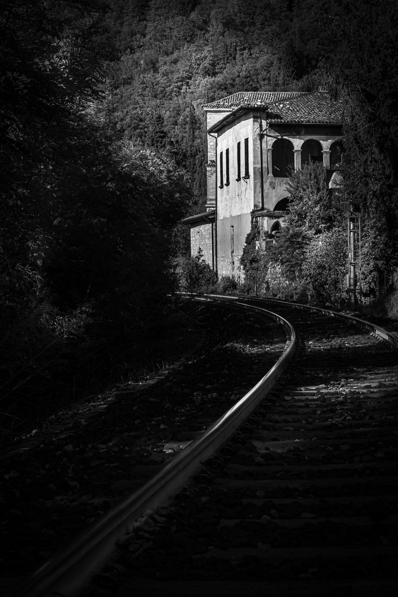 Iseosee: A rarely used single-track railway.