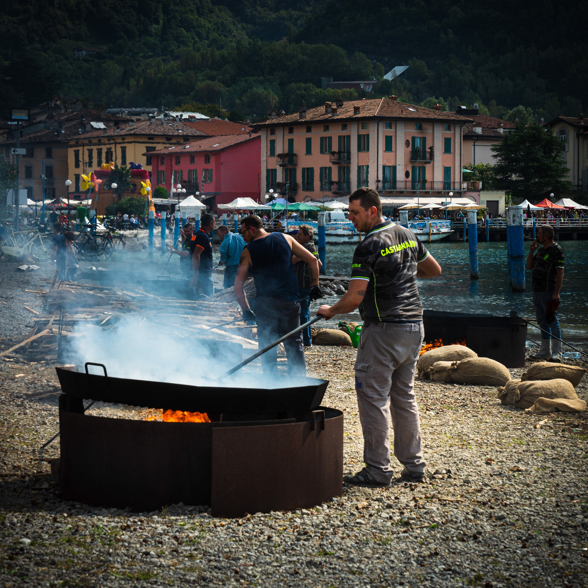 In Pisogne there is an annual chestnut and mushroom festival on the last weekend of September. Then the traders roast the chestnuts on the beach in large pans over an open fire.
