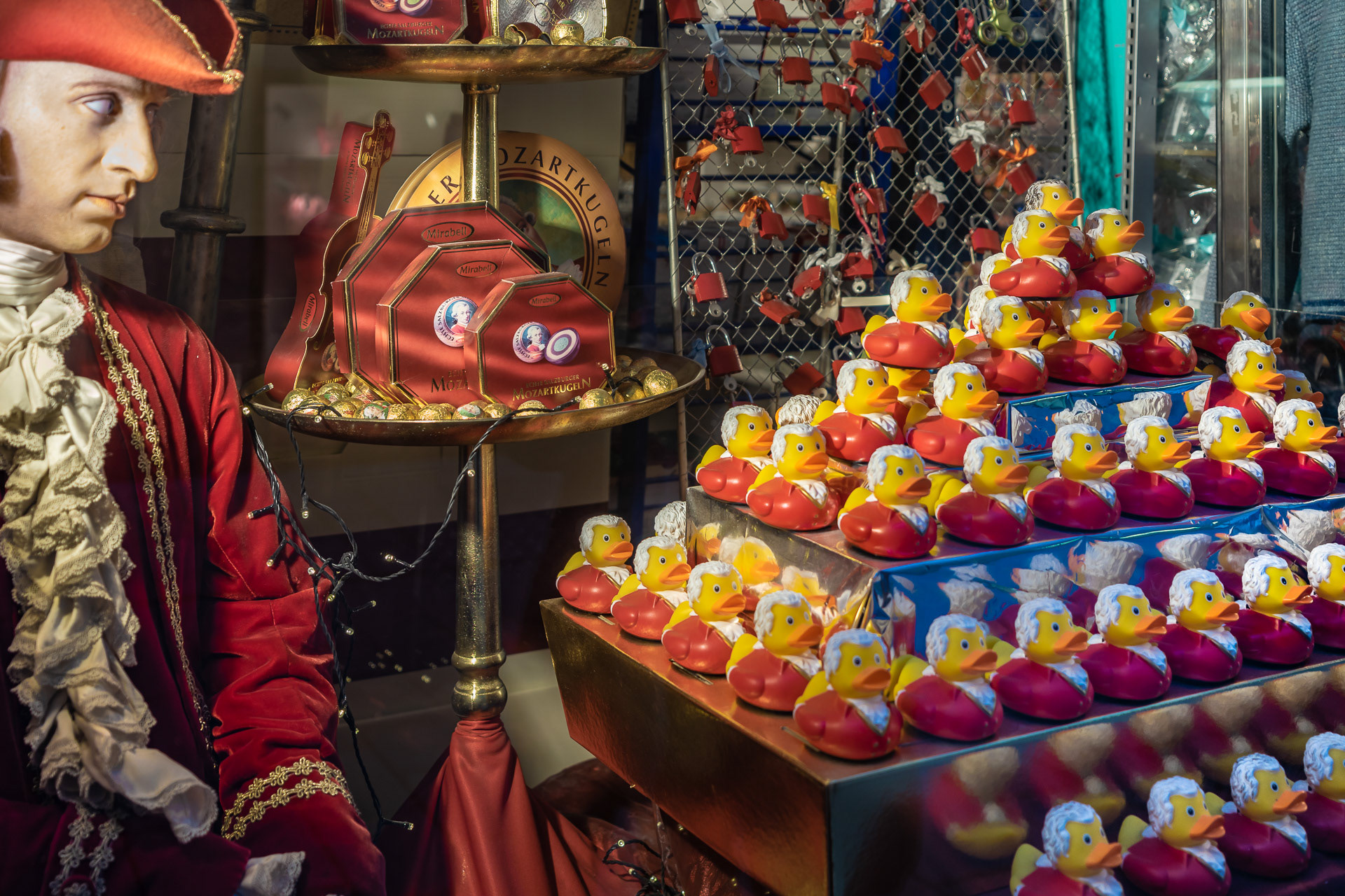 In the shop windows much kitsch for tourists is offered. Here, a plastic Mozart eyed suspiciously Mozart ducklings.