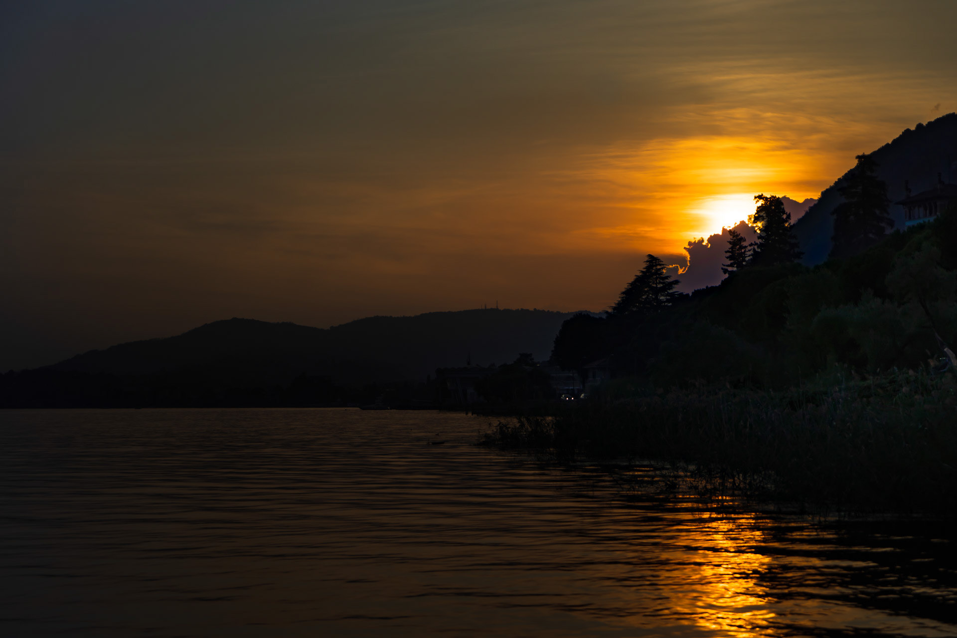The next day the lake says goodbye to us with a beautiful sunset like from a fairy tale book.