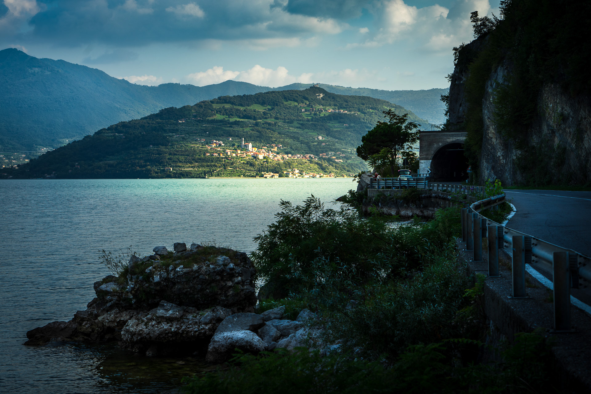 Almost from all points on the ring road, the large main island Monte Isola can be seen. 