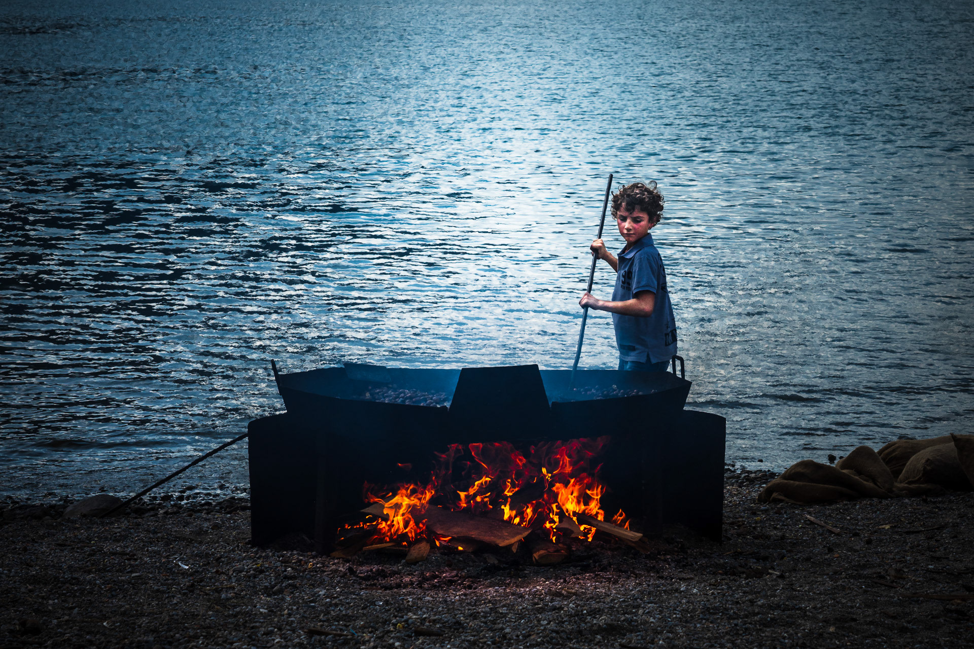 Even the children enthusiastically help roasting the chestnuts.