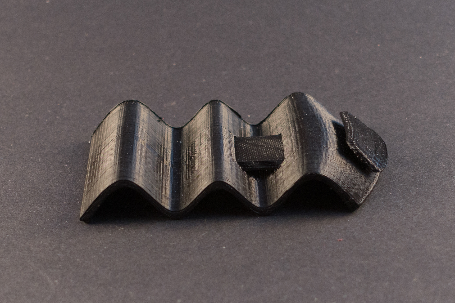 A wavy form made rigid by an insert