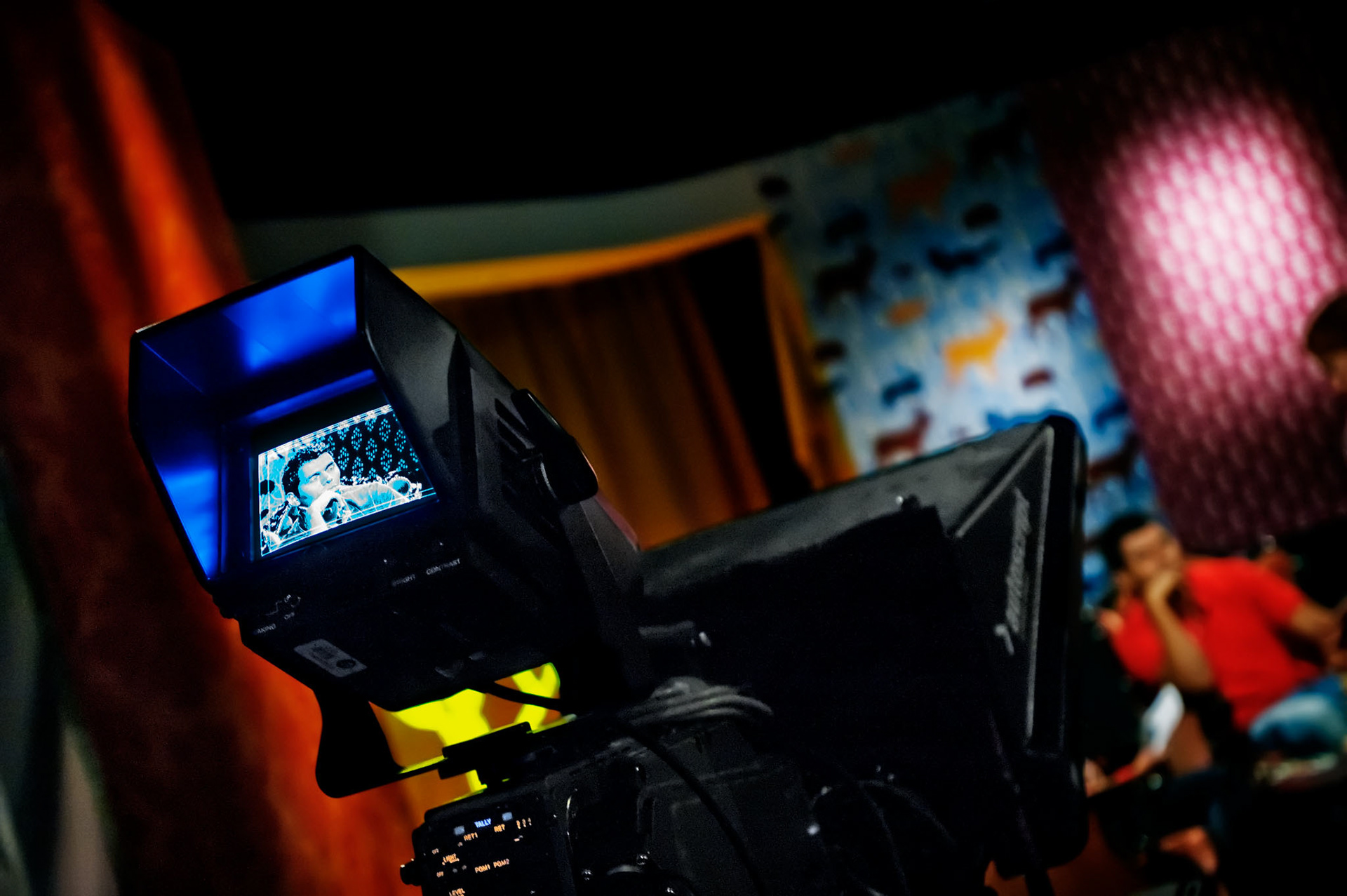 – In an internship at the public Swedish radio, which later turned into a job, we were three guys with foreign background. In our first day, we went to the cafeteria for lunch, which typically enough is run by Syrians. After a while, one of my friends needed salt, so he walked to a table where two middle-aged women were sitting. He bended over and said “Excuse me, may I…” and the two women handed him their trays… For them, he could not be a colleague; he must have been working there! I don’t think that these two women were consciously racists; it was more of a reflex. The worst is that it would not be the only time something like that happened there.