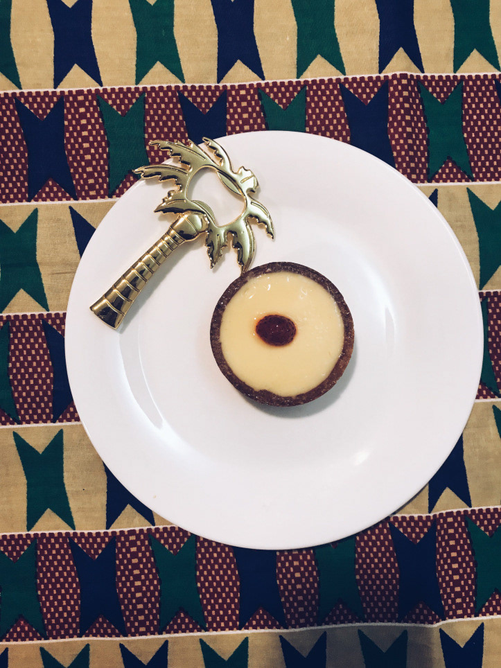 Tartelette fruit de la passion avec un insert de fraises