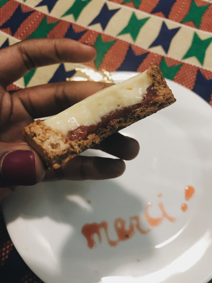 Tartelette fruit de la passion avec un insert de fraises