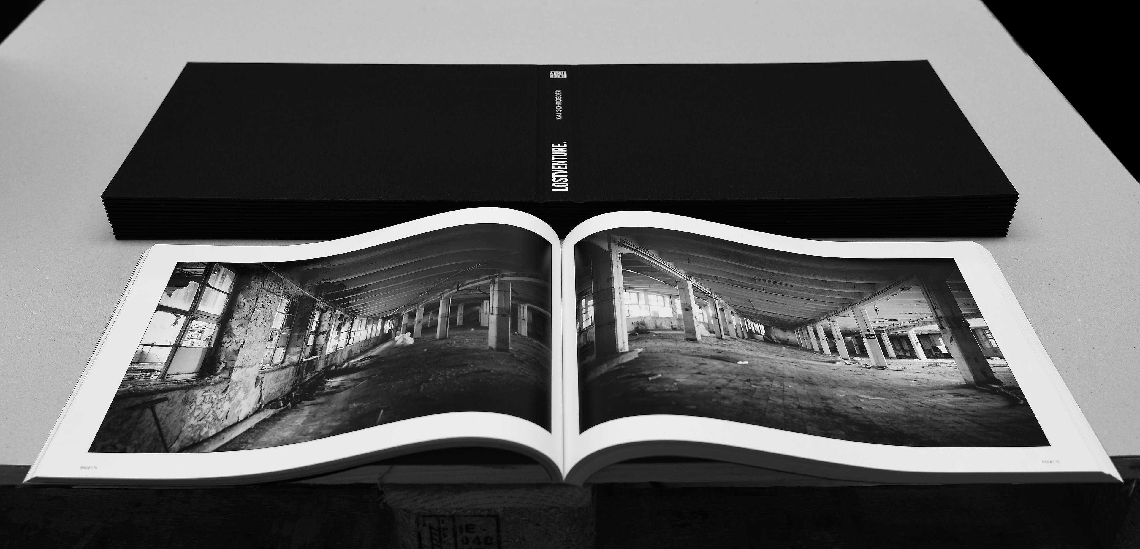 Premium Version Lostventure | Aufgeklappter Buchblock von 76 cm Breite
