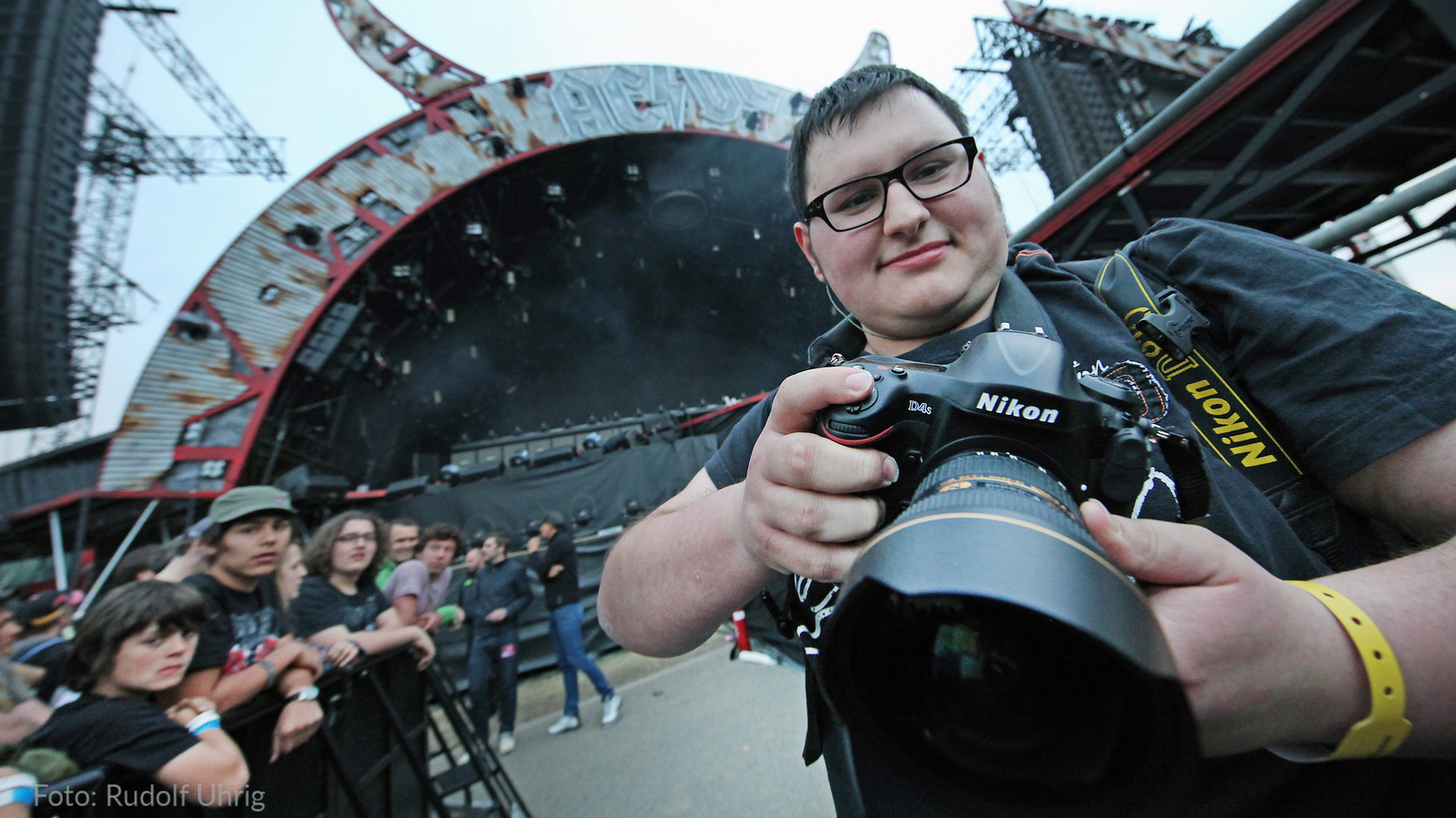 Das Foto zeigt Sven-Sebastian Sajak beim Open-Air-Konzert von AC/DC am Hockenheimring in Hockenheim. Das Foto wurde geschossen von Rudolf Uhrig.
