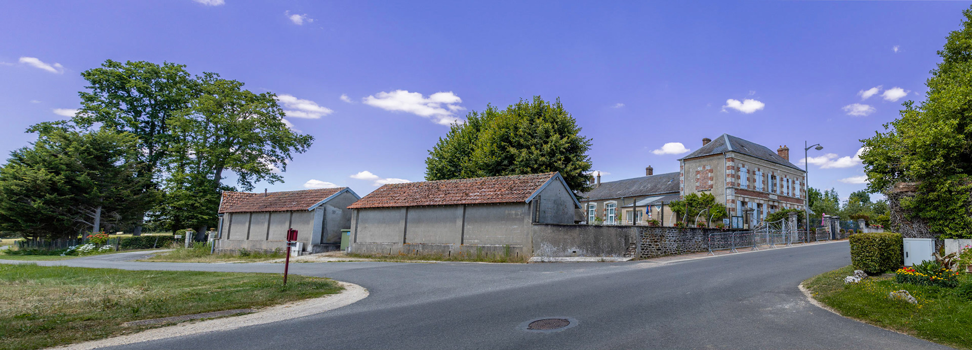 L'Ecole et la Mairie du Noyer