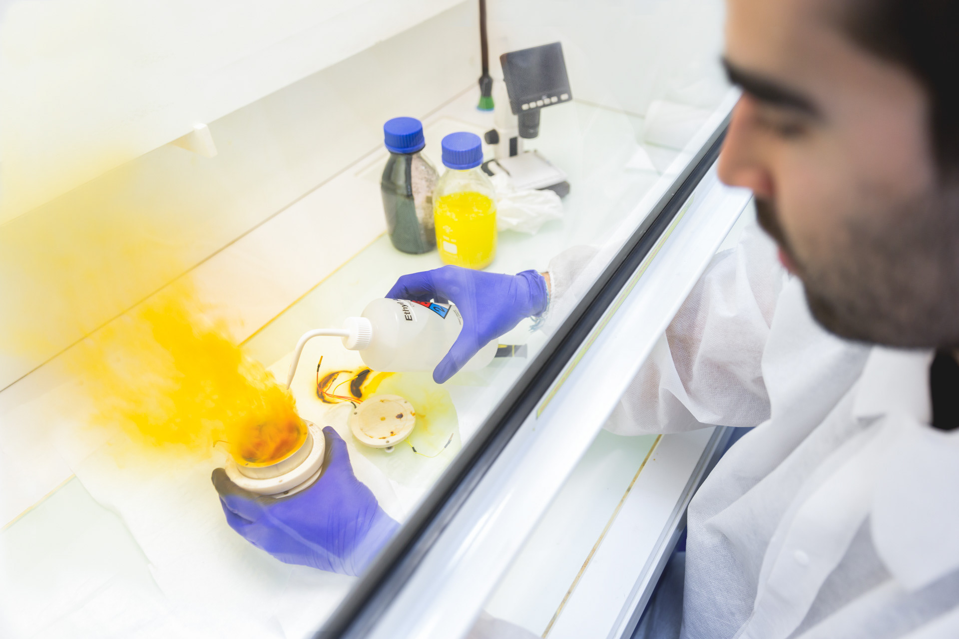Laboratoire scientifique - réaction chimique