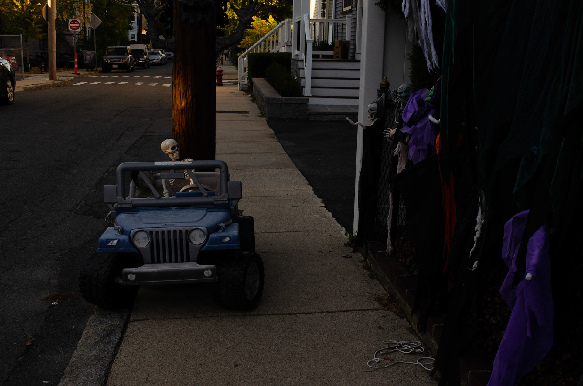 Hanson St, Somerville, MA 10/17/2020 Halloween Decorations iso 400 f8 1/250s