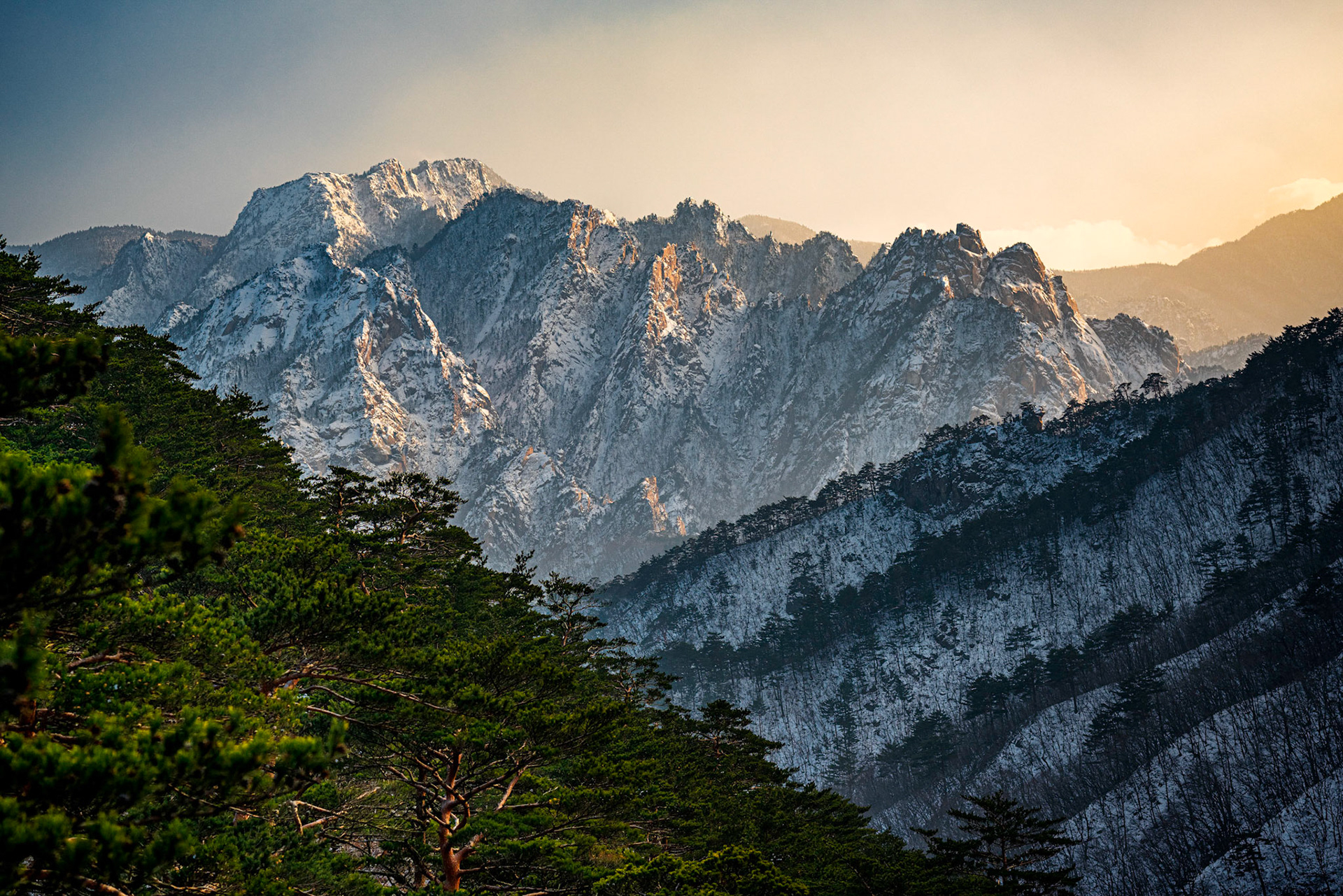 Sunset on the snowy and rocky mountain crags of Seoraksan National Park
