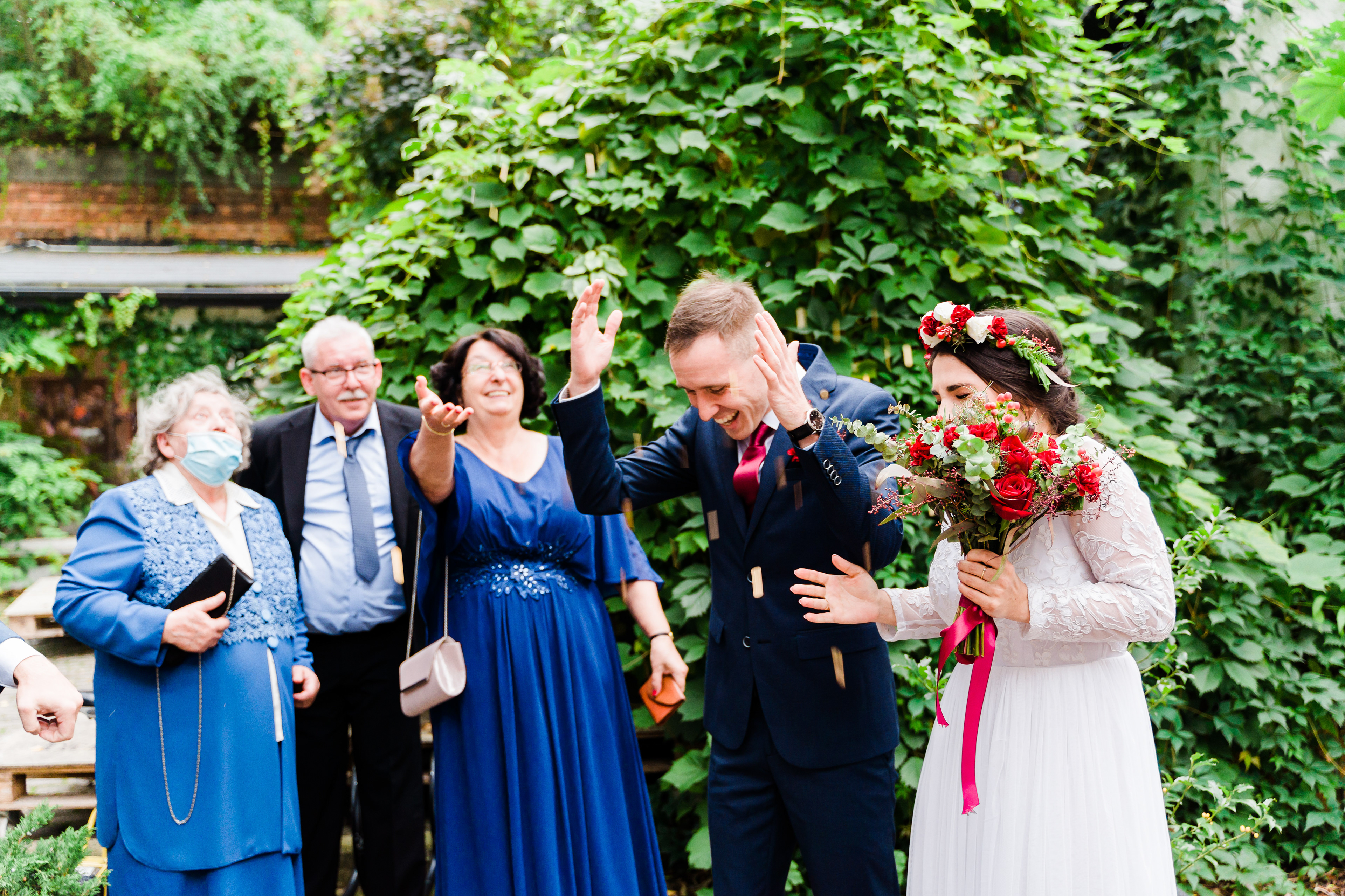 Wesele - obsypanie monetami | Rafał Murawski fotografia ślubna