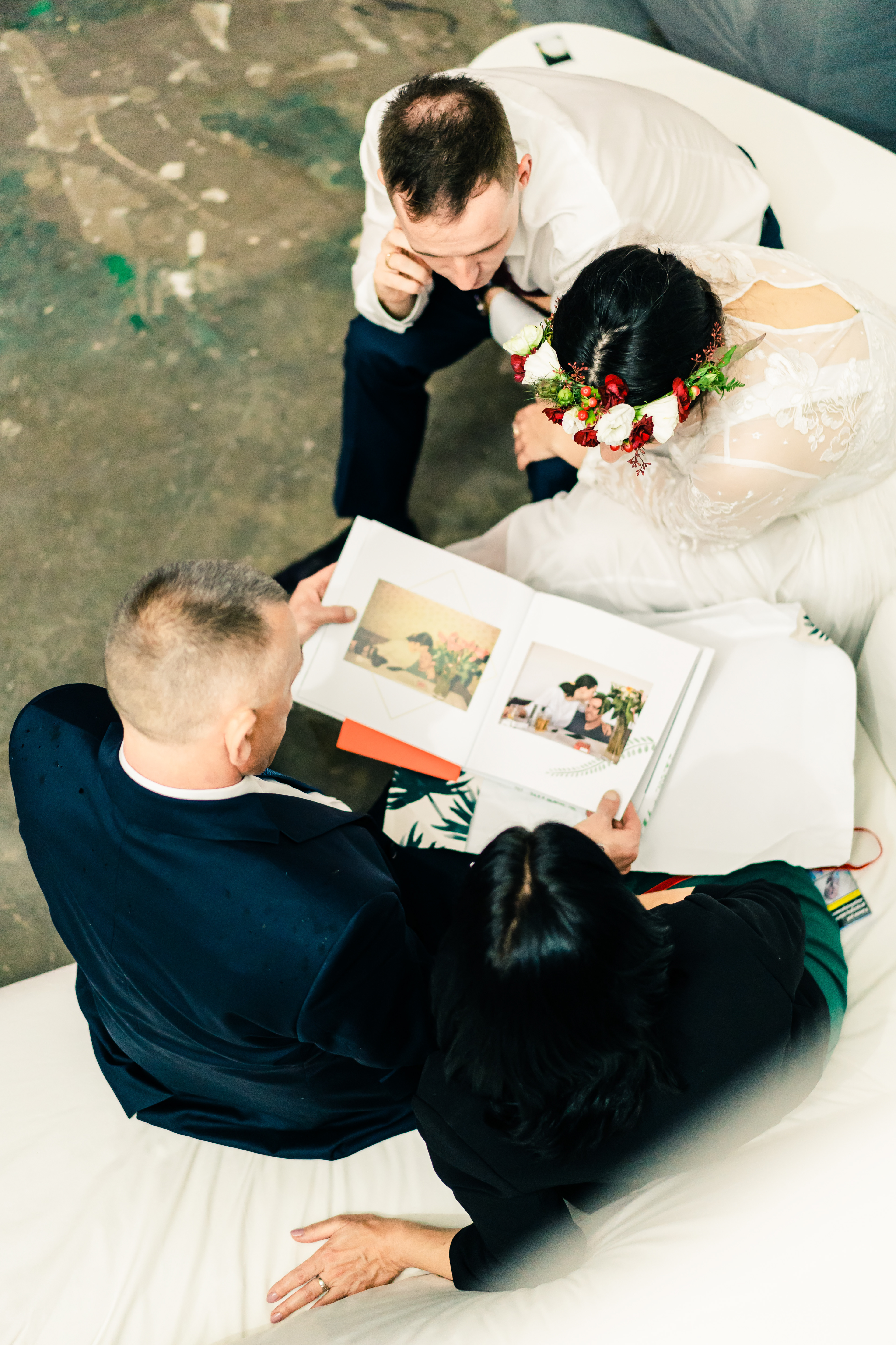 Pokazanie albumu stworzonego na bazie zdjęć z sesji narzeczeńskiej | Rafał Murawski fotografia ślubna