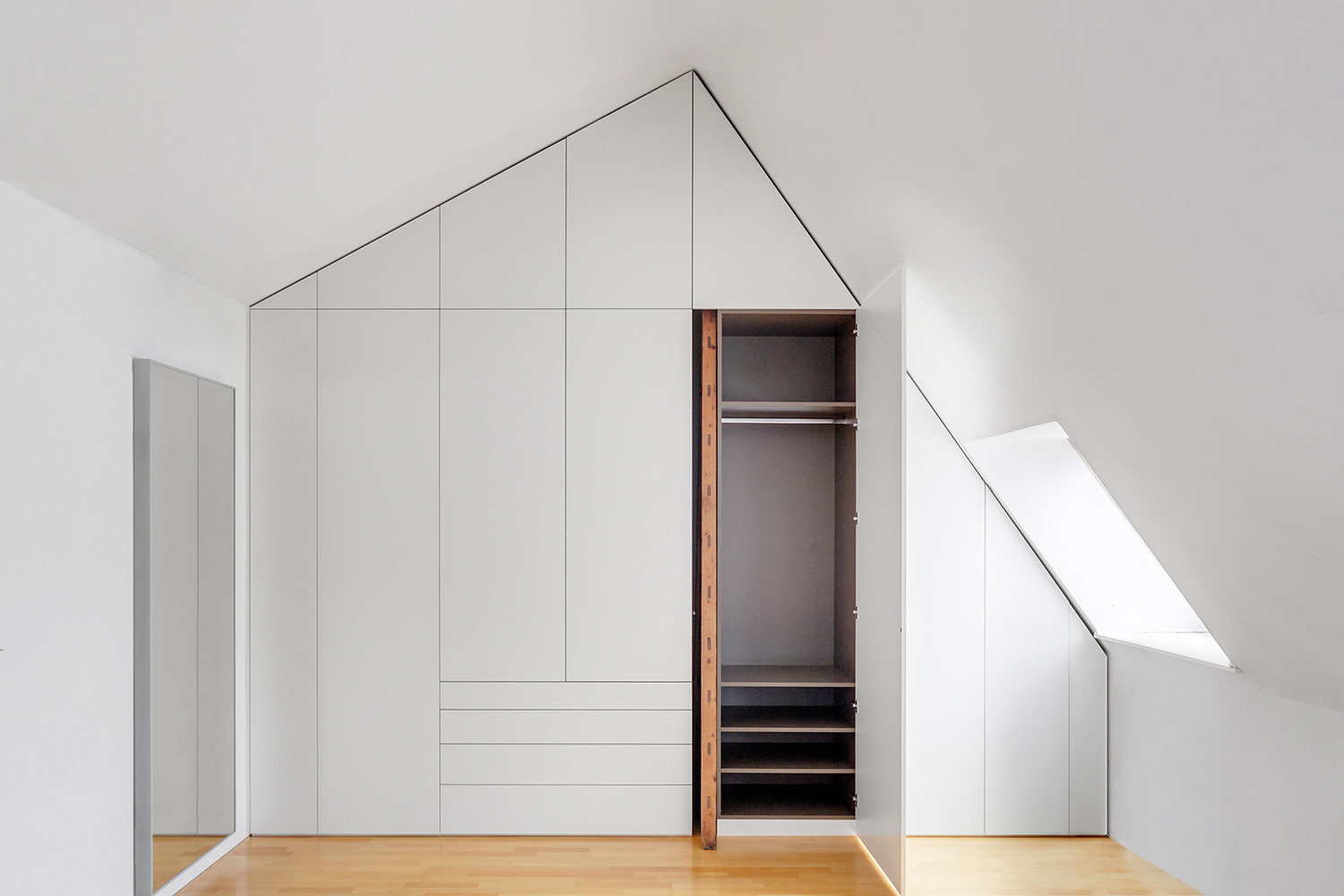 Thema: Interieurfotografie Muenchen. Bild eines Einbauschranks in Dachschräge mit offener Tür - Interieurfotograf: Jacob Kanzleiter