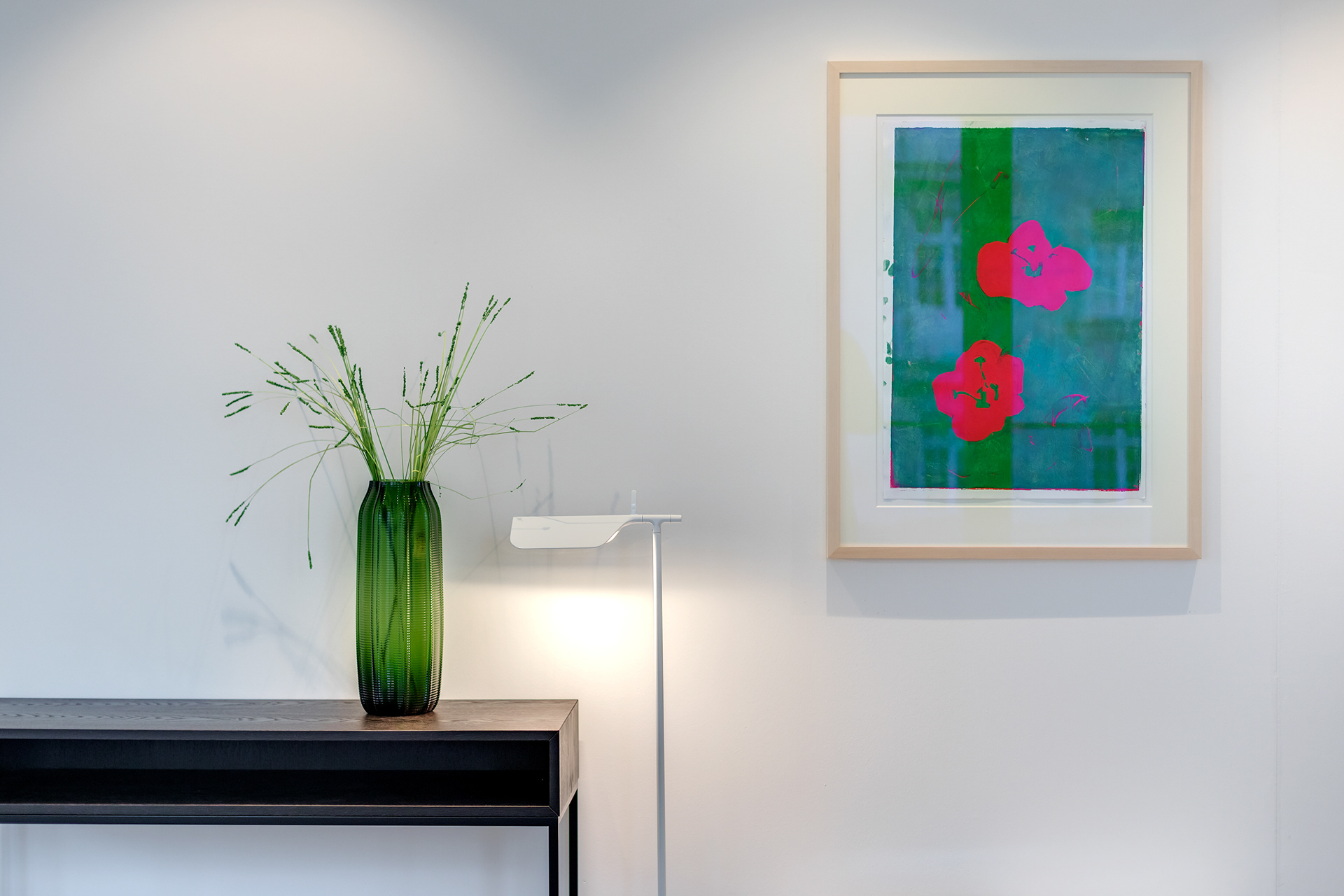 Thema: Immobilienfotografie Muenchen - Stillleben einer Vase auf einem Sideboard und einem Kunstdruck - Immobilienfotograf: Jacob Kanzleiter