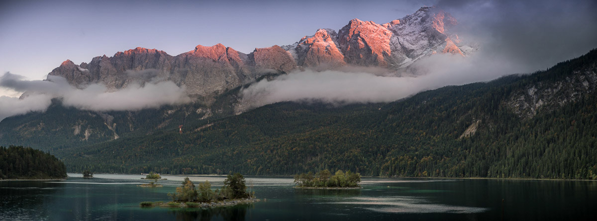 der erste Schnee im abendlichen Licht.