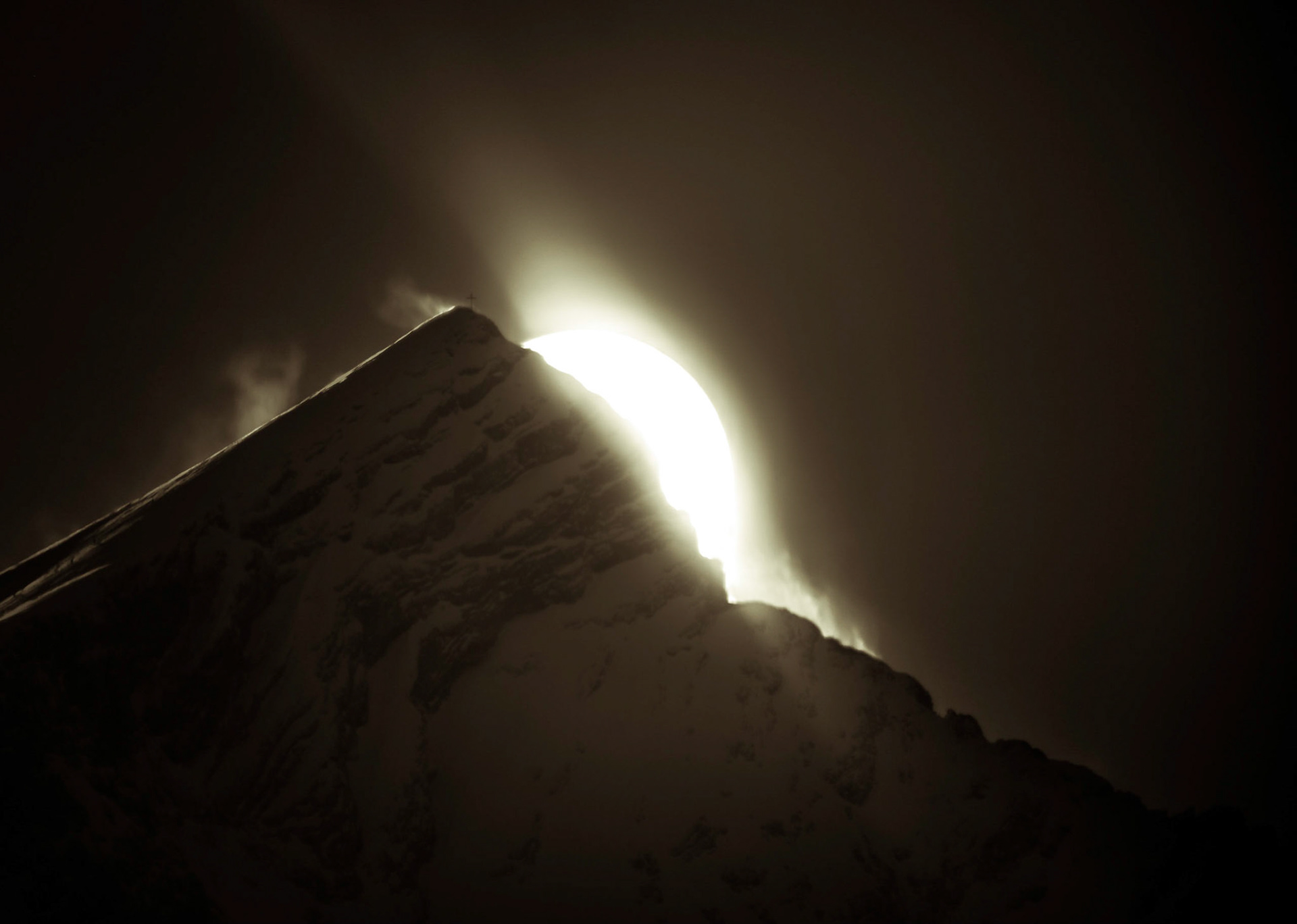 the Sun behind mount Alpspitze