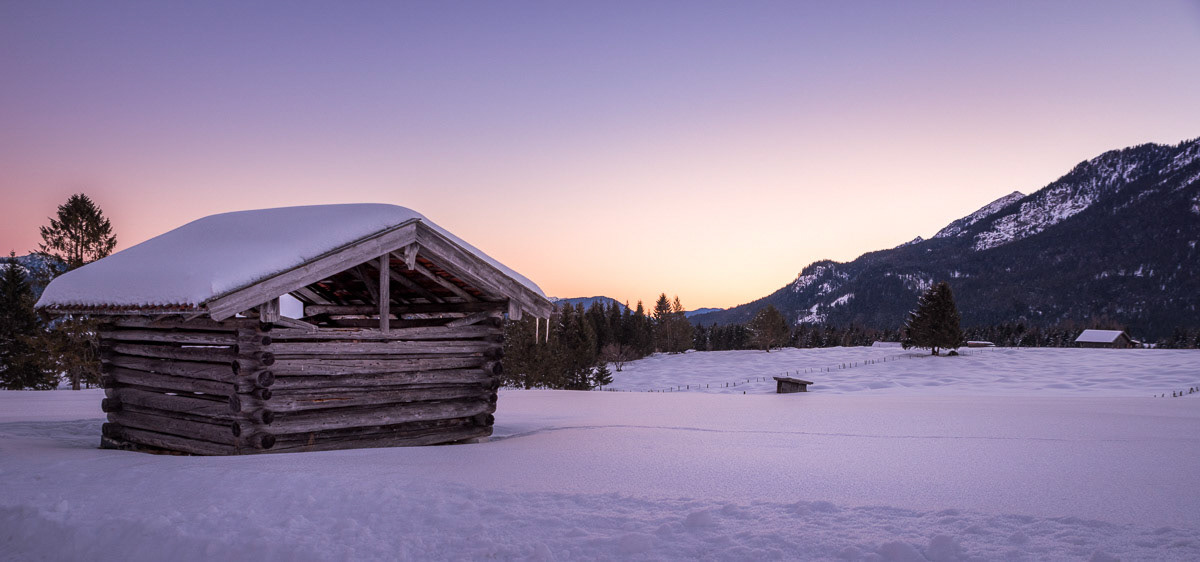 ein heustadl wartet auf die ersten wärmenden Sonnenstrahlen