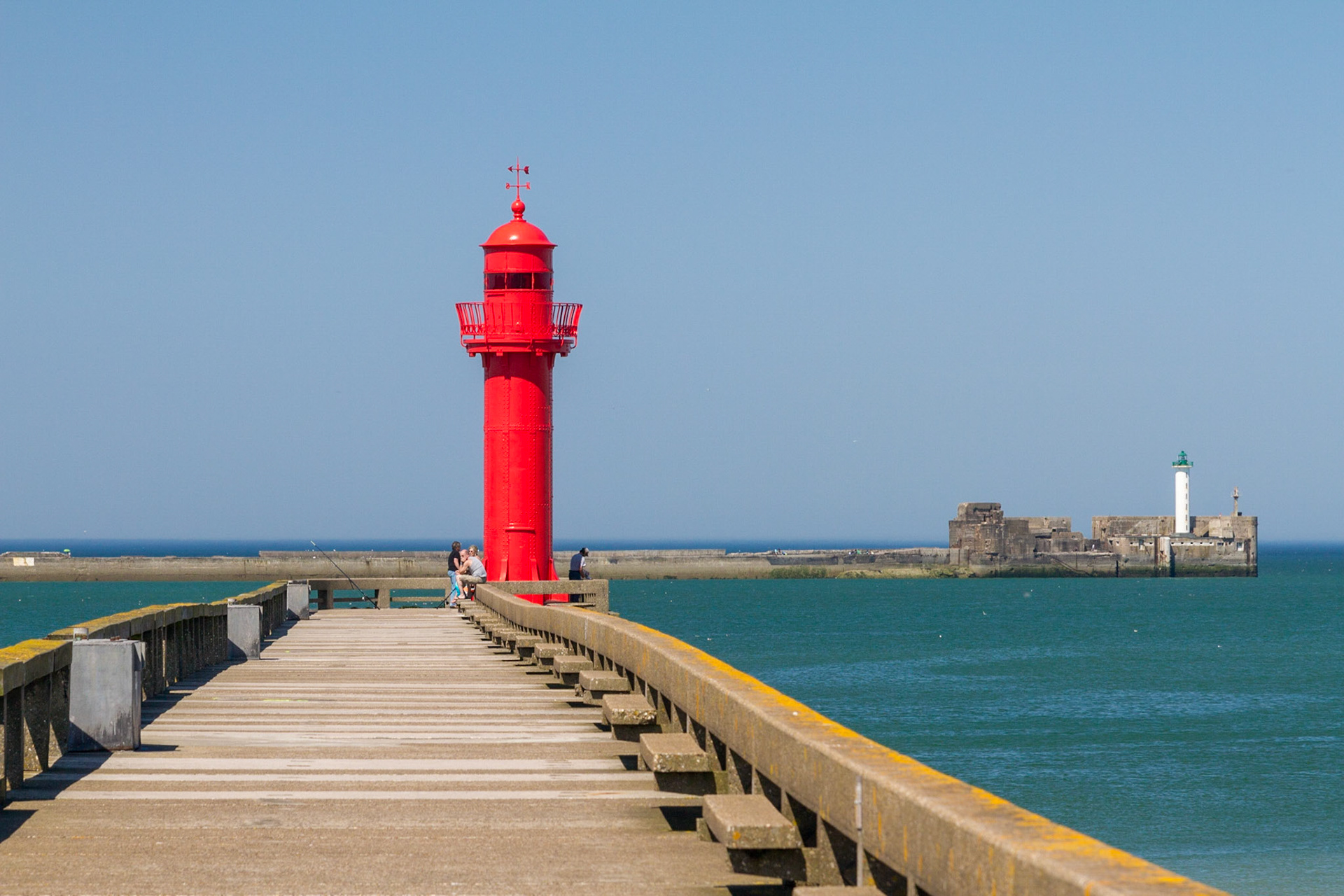 La jetée du port et le phare au bout de la digue Carnot. Boulogne-sur-mer. Pas-de-Calais.