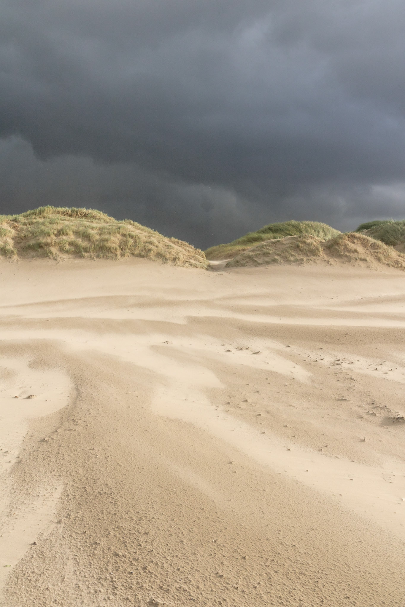 Plage et dunes avant l'orage