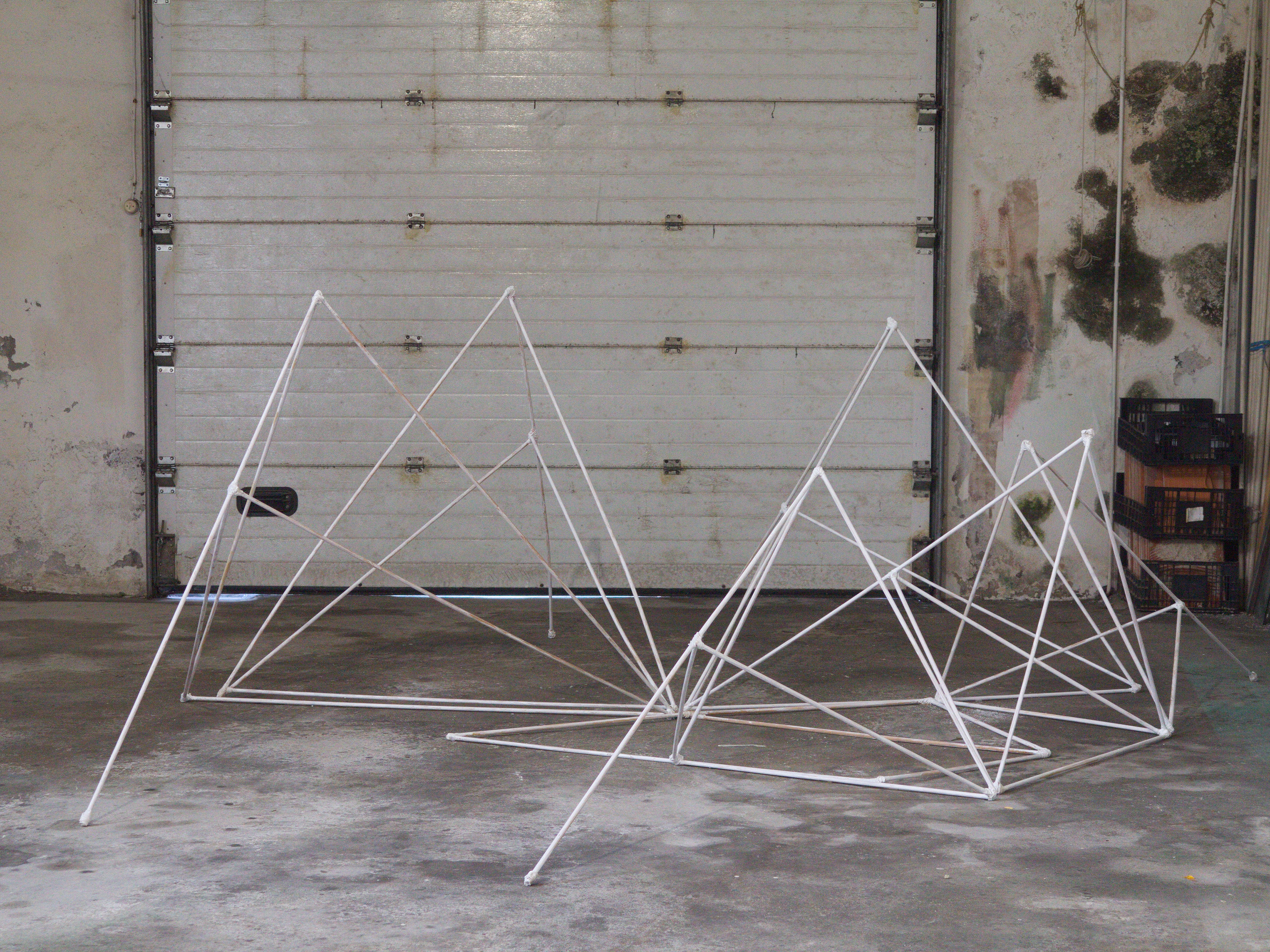 TRIAGULAR SPACES - wood, textile, paint - installation Galeria Camaroupa Horta/Faial 2020