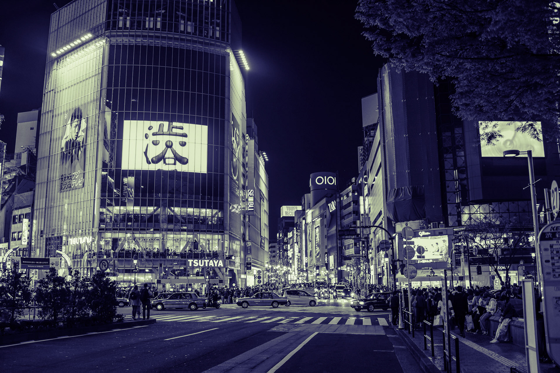 35mm 1/100s f/2 ISO 400