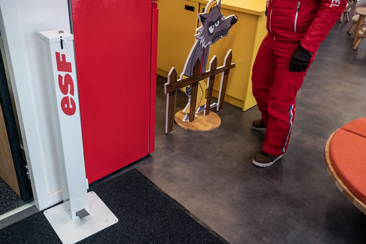 A défaut de pouvoir proposer les cours de ski habituels, des formules spéciales sont proposées, mêlant raquettes, courses d'orientation, biathlon, tir à la carabine laser. "Garauloup" incarne le danger pour les enfants, et indique une interdiction d'accéder à la cuisine.