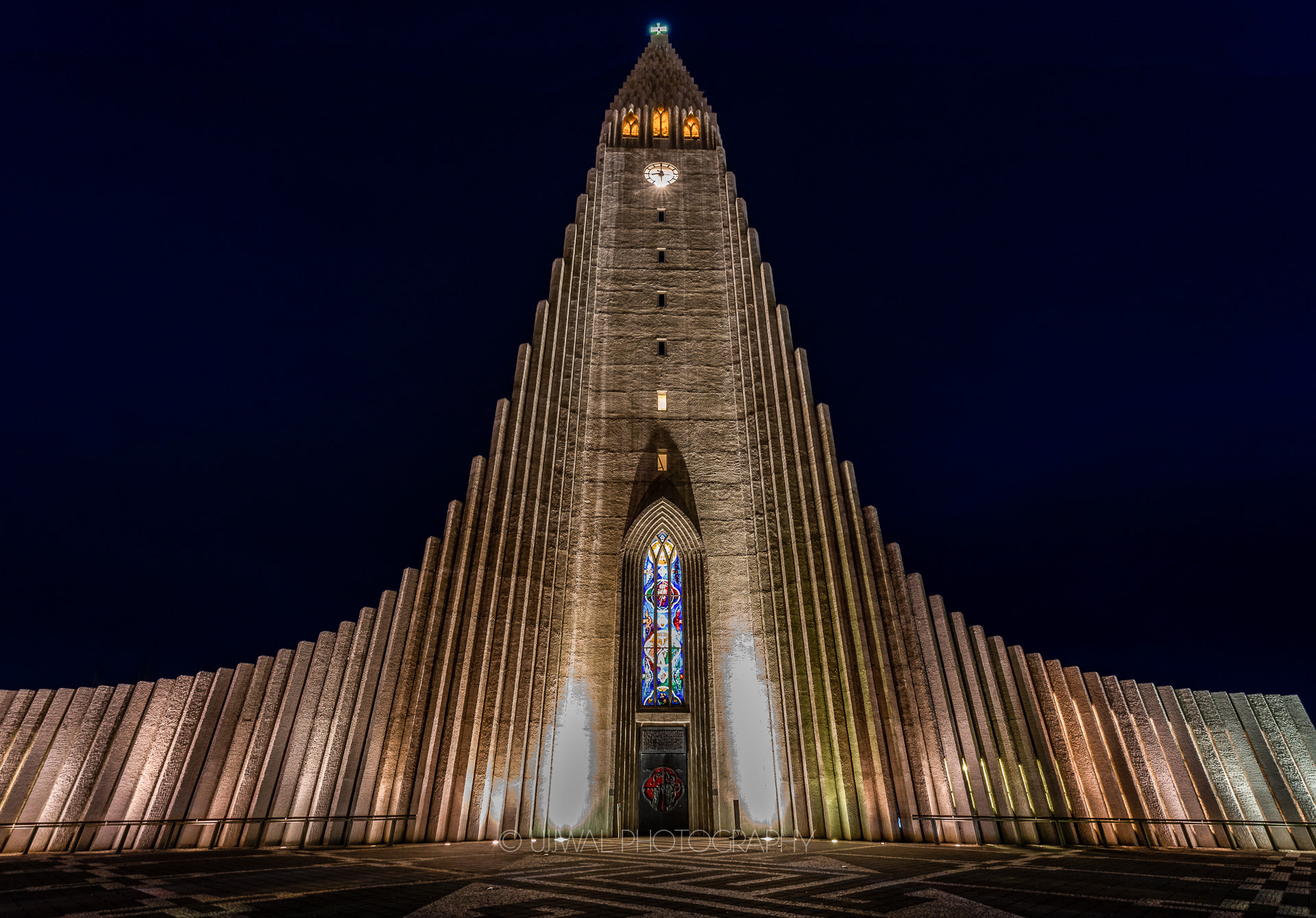 Hallgrímskirkja church at night
