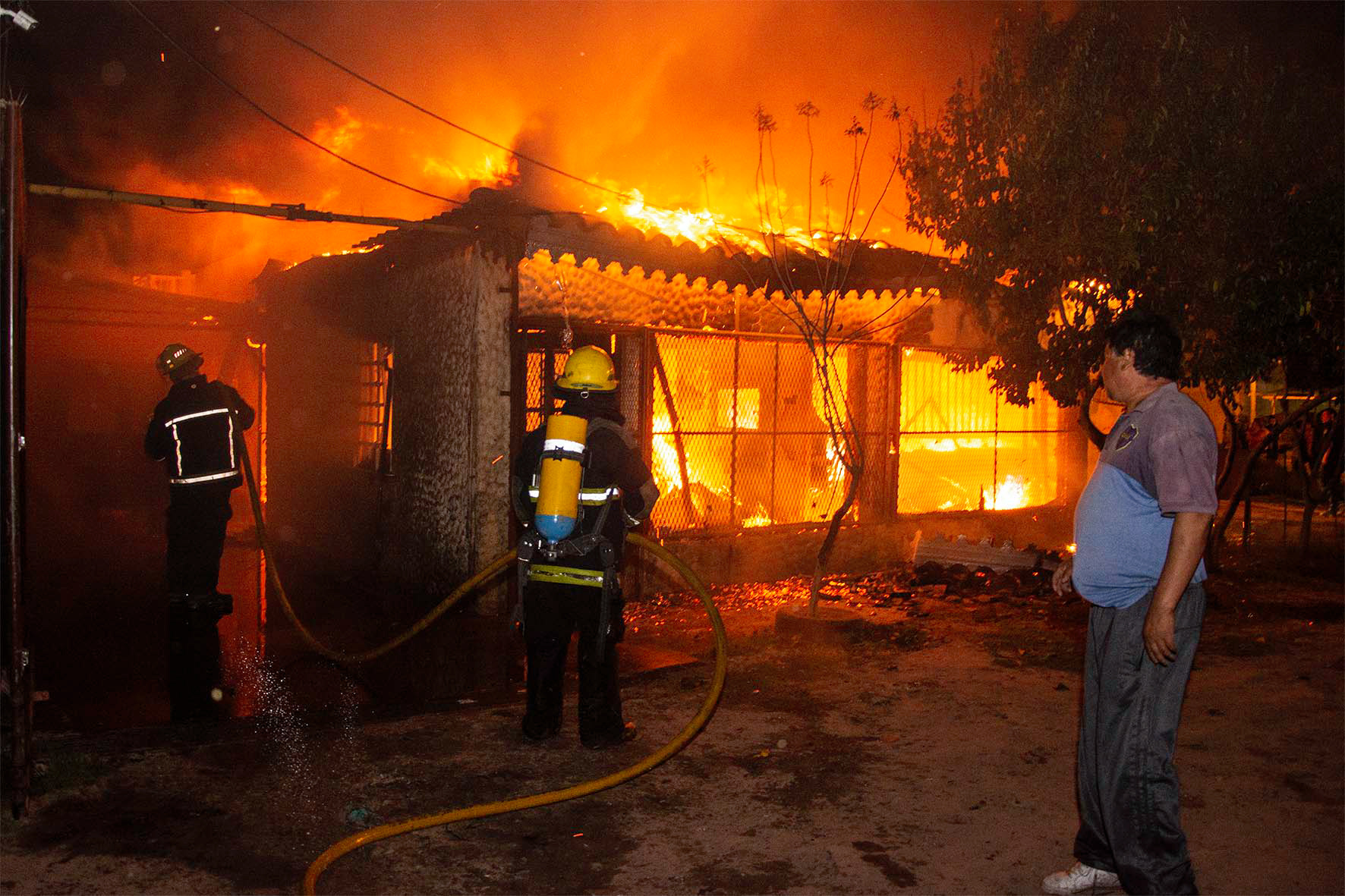 Bomberos del Destacamento 4 de Gonzalez Catán ingresan para apagar el incendio de una ferretería. 26/10/2019, Gonzalez Catán, Buenos Aires, Argentina. Foto: Luciano Cericchio/ Argra Escuela