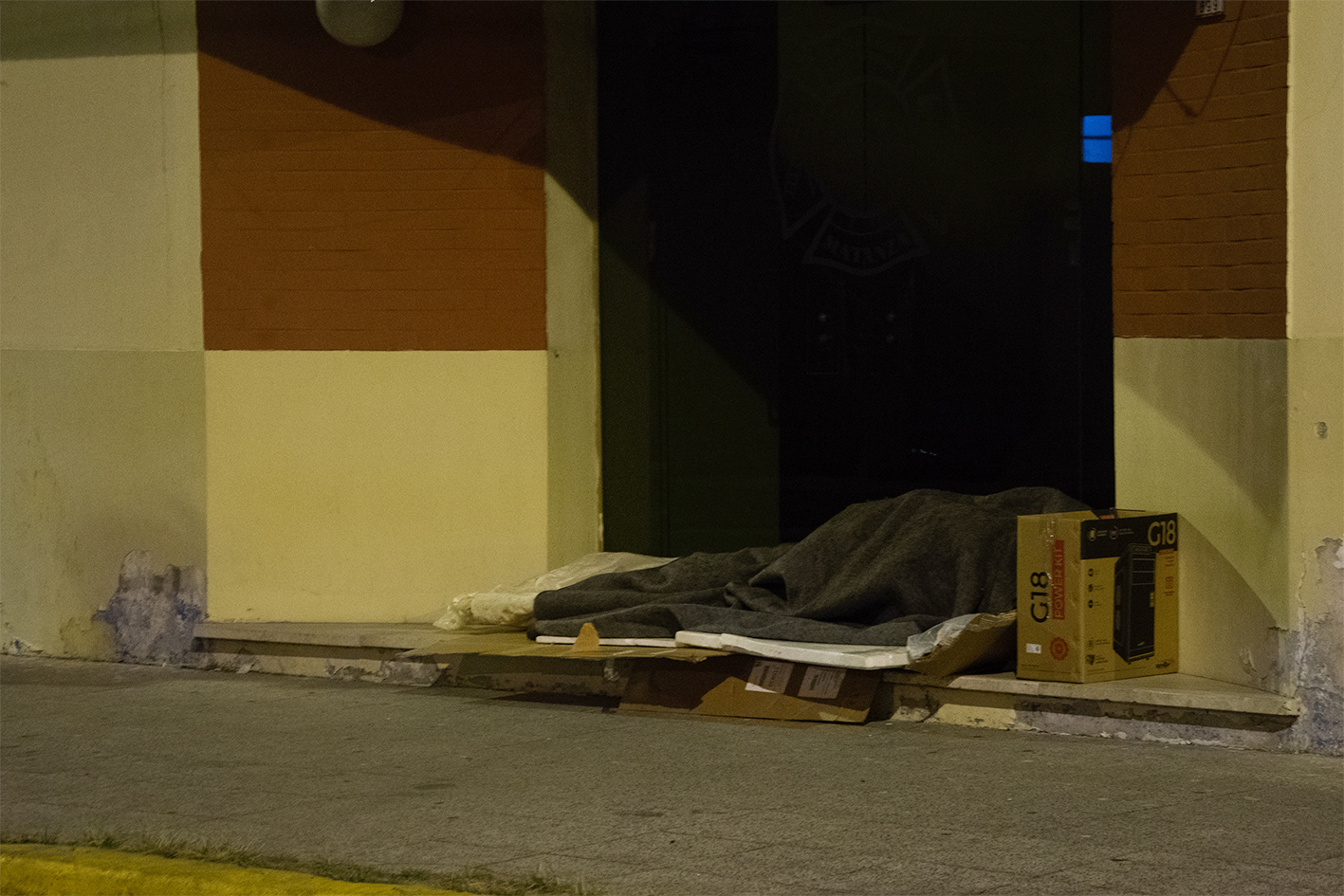 Una persona duerme en la puerta del cuartel de bomberos 24/07/2019, Ramos Mejía, Buenos Aires, Argentina. Foto: Luciano Cericchio/ Argra Escuela