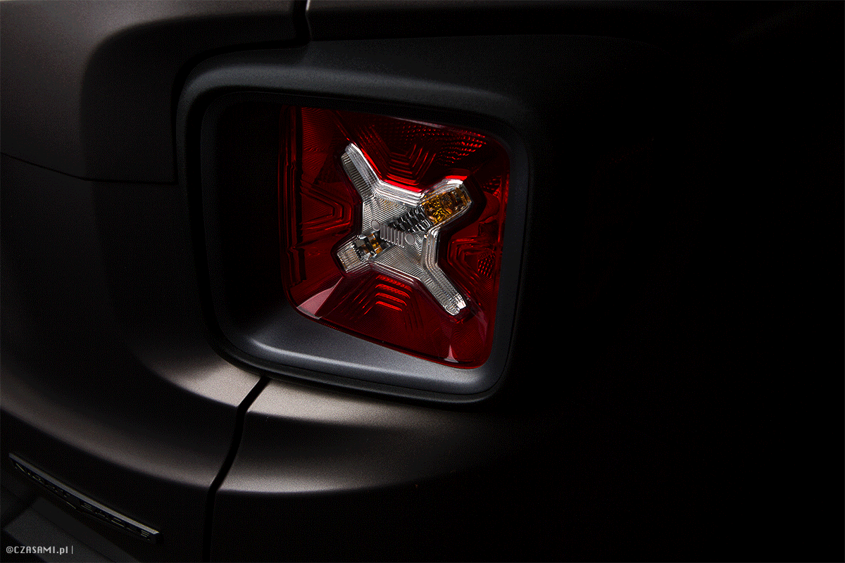 Retouch lampy tylnej. Jeep Renegade Night Eagle Volcano Sand Matt. Fotografia motoryzacyjna CZASAMI.PL