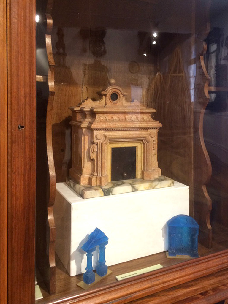 Pièces exposées dans une salle de l'exposition permanente du musée