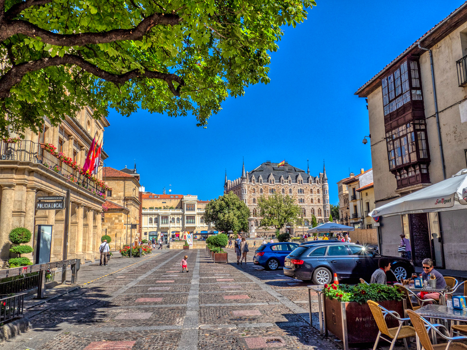 Plaza de San Marcelo viewing Museo Gaudí Casa Botines