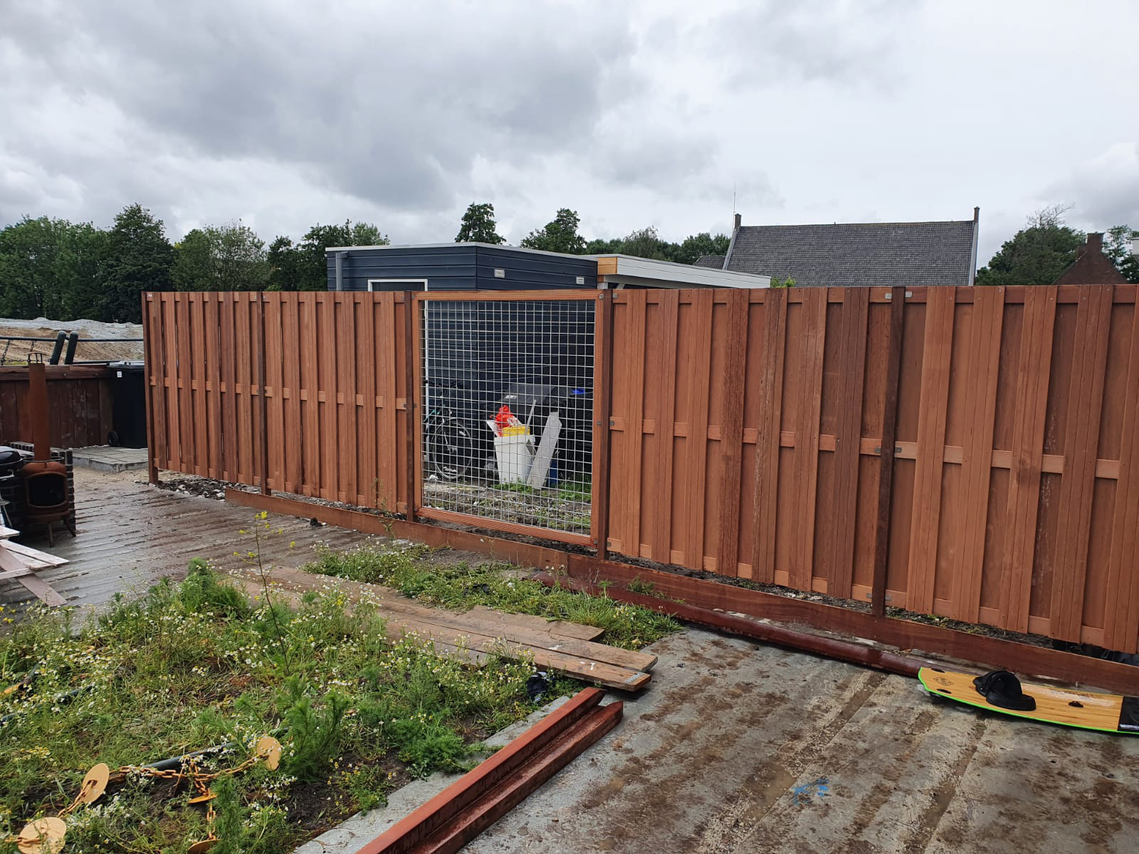Foto 3: Hardhouten schutting met daarbij een trellischerm toegevoegd