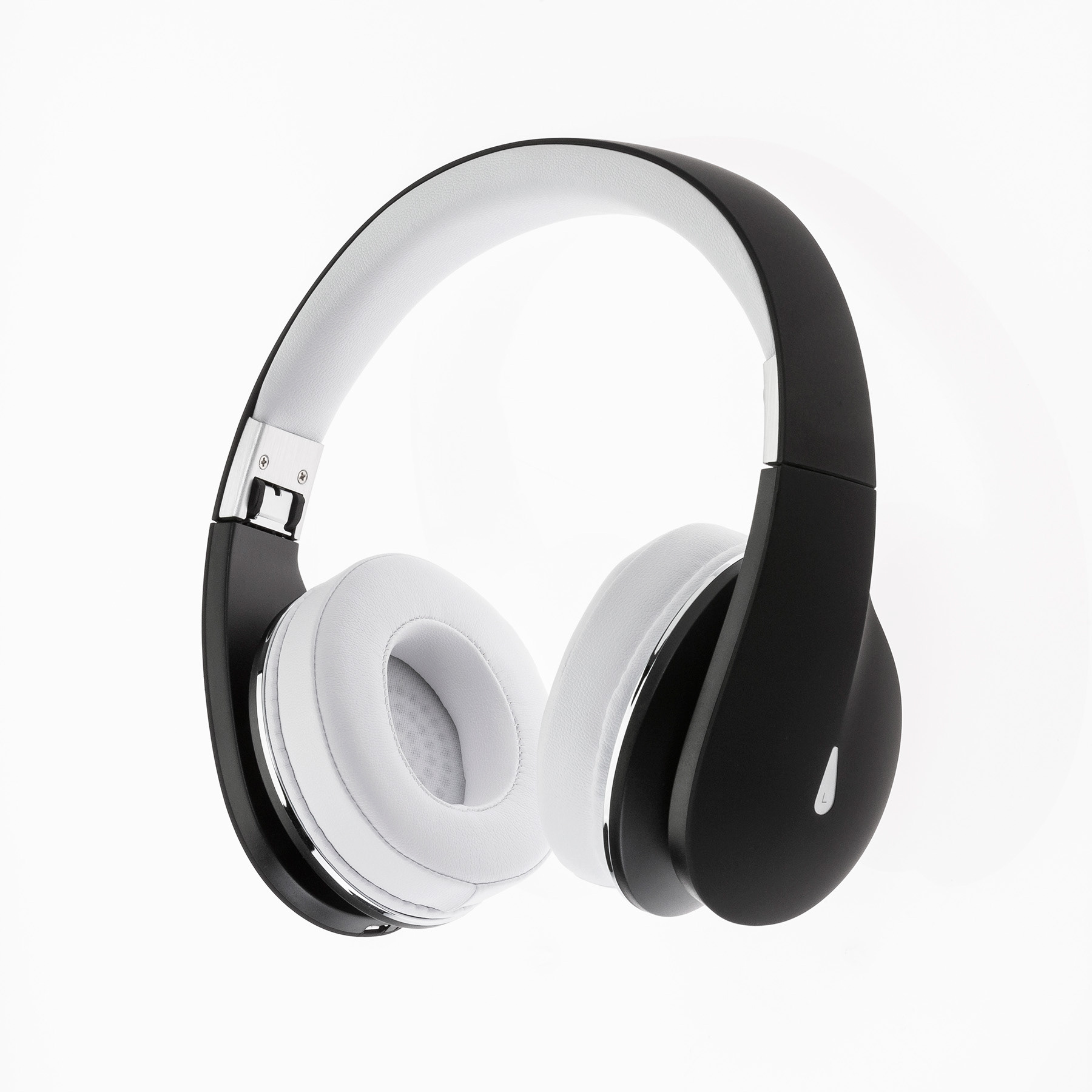 Produktfotografie schwarzer Over-Ear Kopfhörer auf weiß