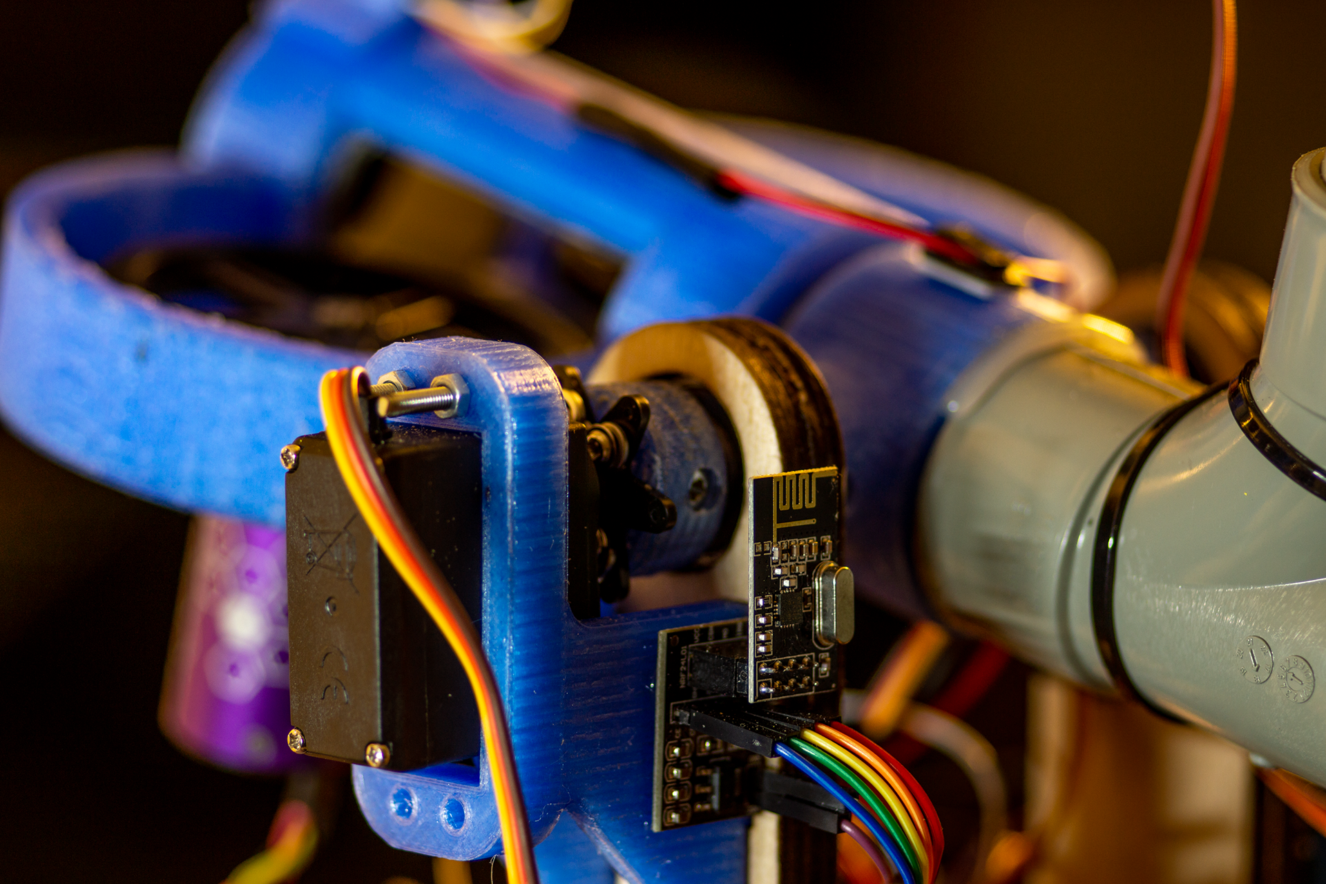 Tilt servo & 2.4 GHz reciever
