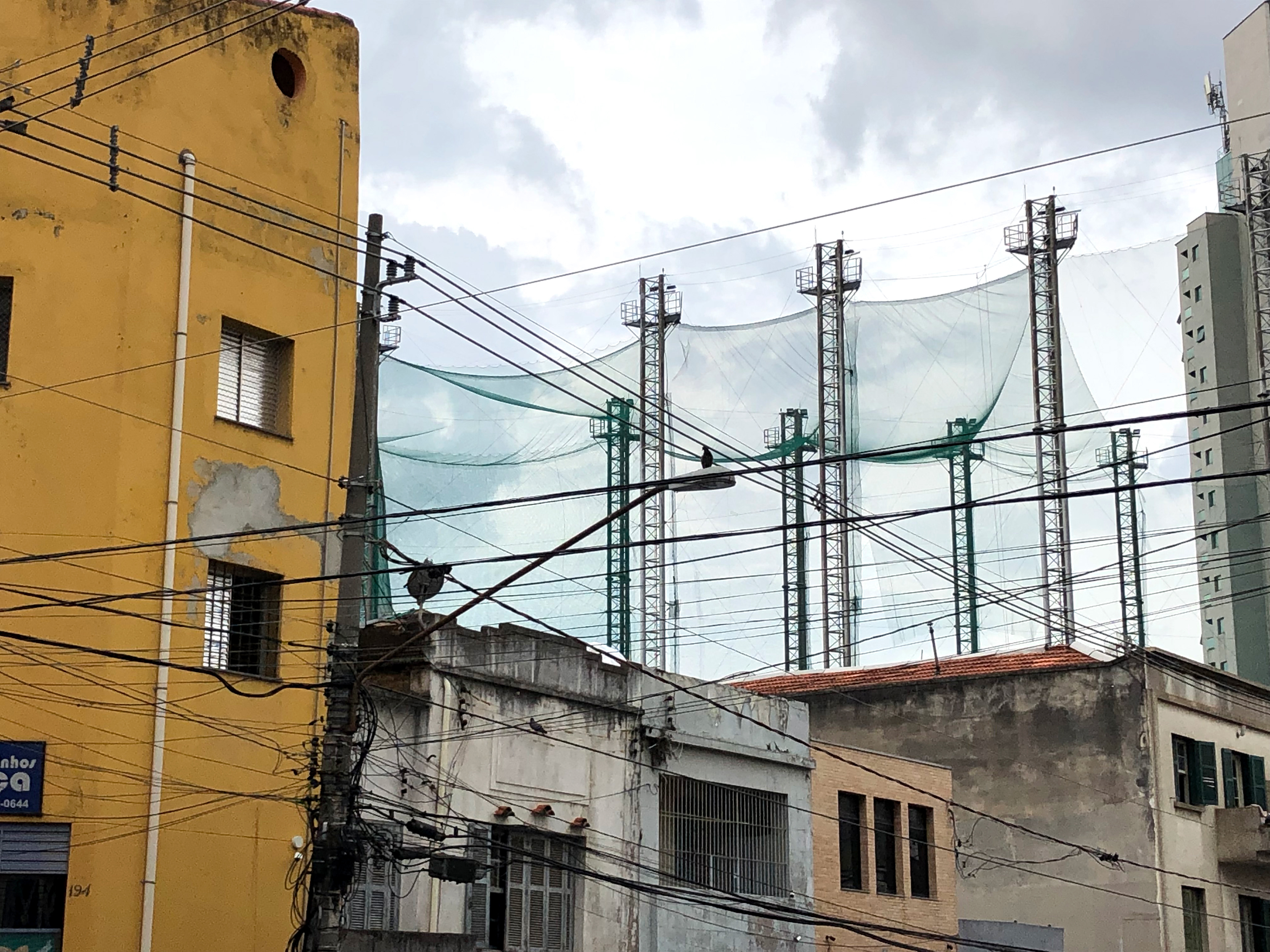 Imagem da faixada de algumas lojas do Bairro Bom Retiro. Este bairro é  muito c