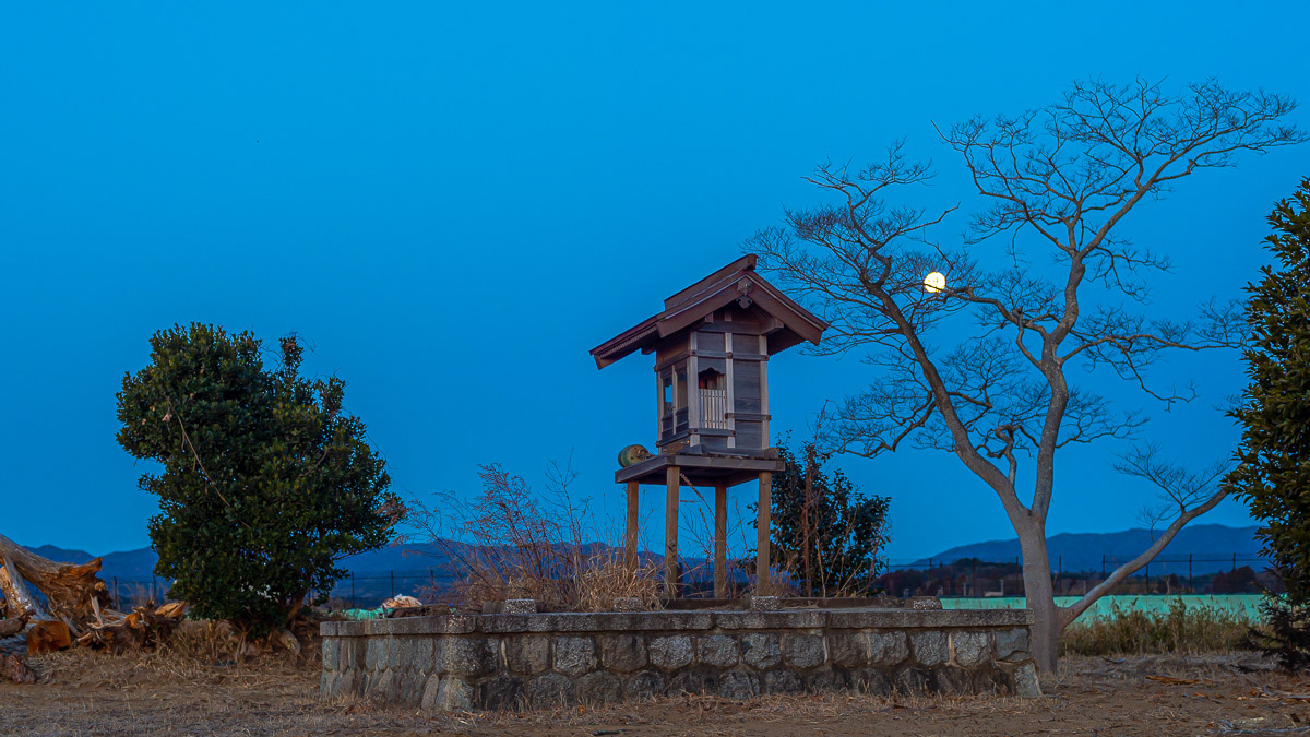 Moonset, Hachiman Shrine