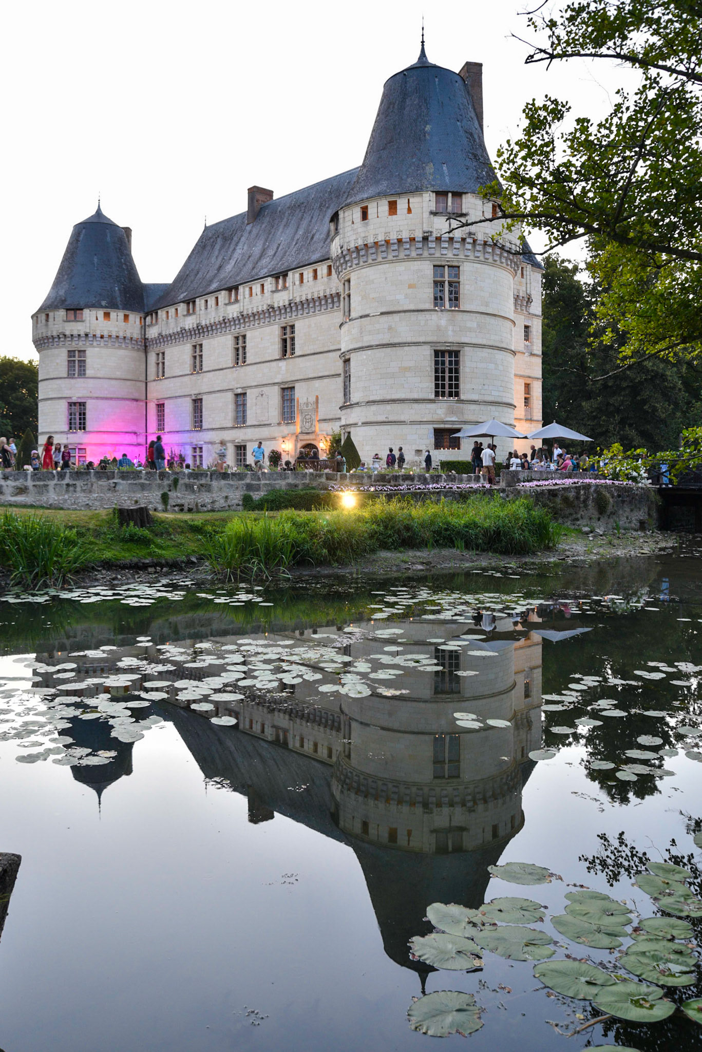 Le château de L'Islette et ses reflets dans l'Indre