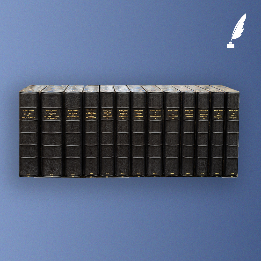 À la recherche du temps perdu, Marcel Proust, en treize volumes, Éditions de la Nouvelle Revue Française, 1919-1927. 13 volumes in-8 Tellière (215 x 160 mm). Édition originale, sauf pour Du côté de chez Swann, qui avait été publié par Grasset, en 1913. Tous les volumes sont réimposés sur Lafuma pur fil (seul grand papier), nominatifs au nom de Maurice Heine et avec le même numéro 89. Ils sont aussi protégés par une chemise étui et un emboitage en maroquin bleu marine réalisé par Jean Bernard Alix. © Hôtel Littéraire Le Swann