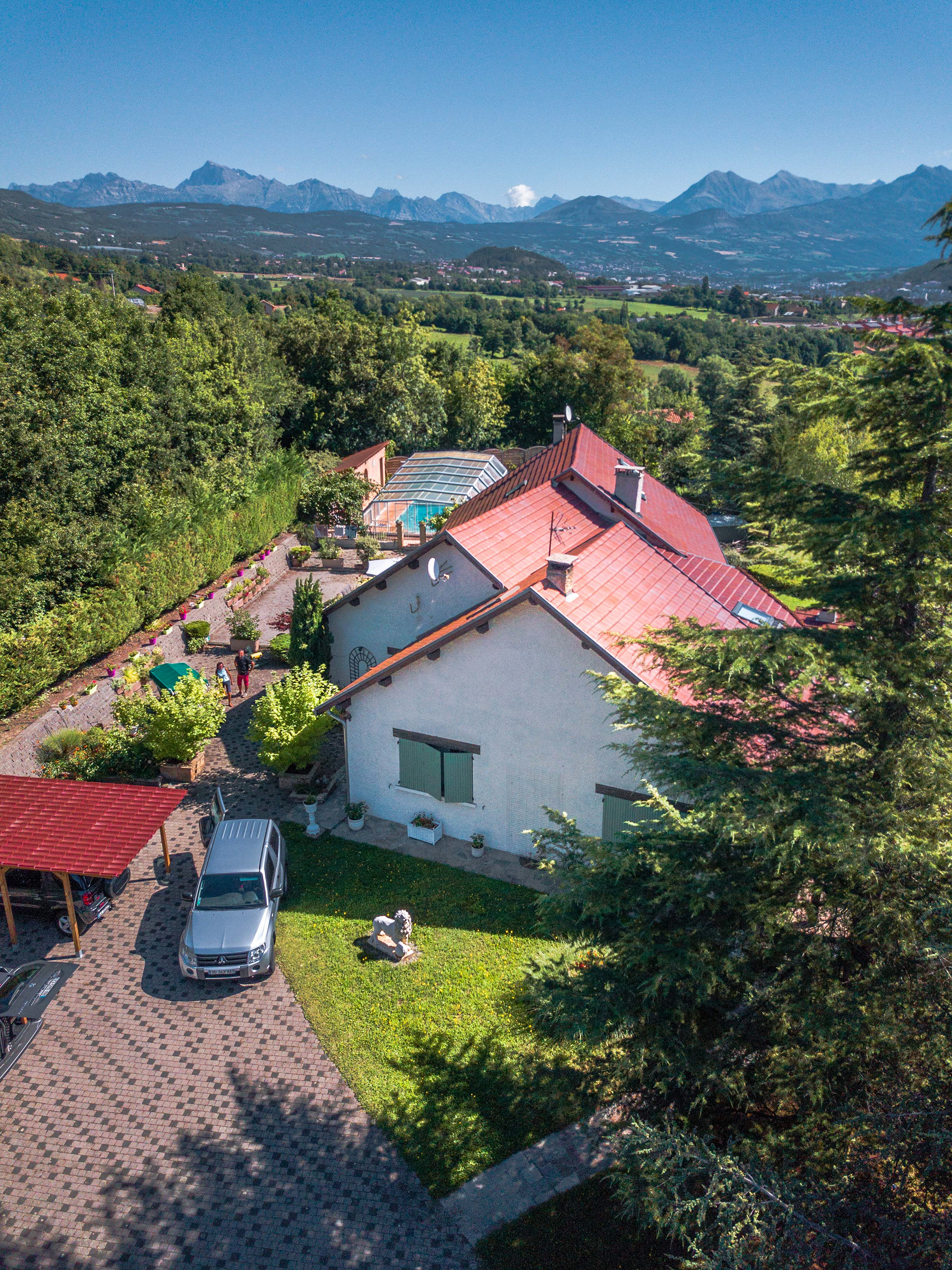 Photo aérienne d'une maison par drone