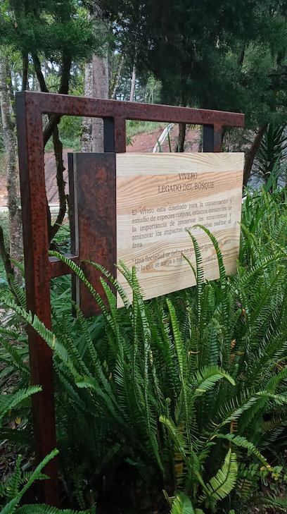 rotulo en acero oxidado + madera grabada