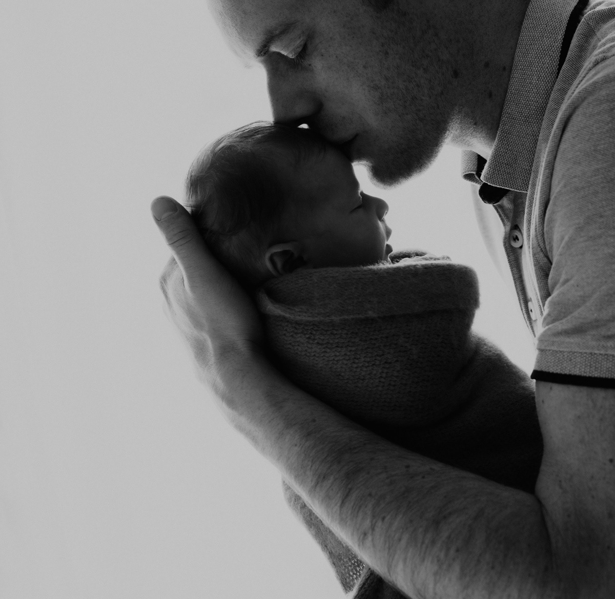 photographe nouveau né brest naissance Bretagne bébé nourrisson accouchement maternité père fille paternité bisou de papa amour de bébé