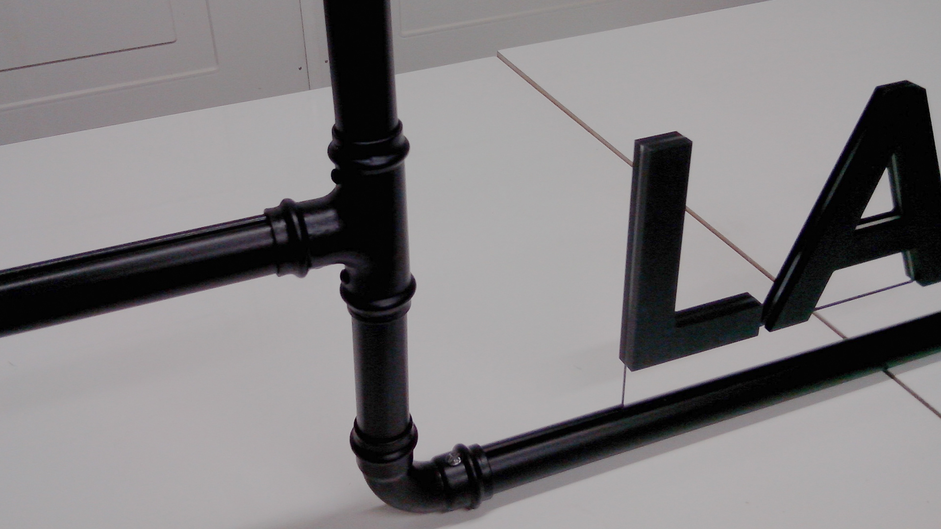 Prototype d'une signalétique suspendu combinant : acier, coudes, pmma, pvc ...