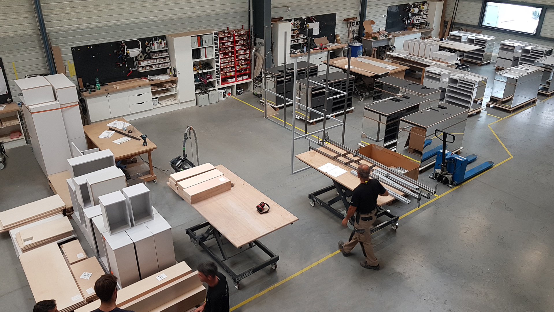 Aire de montage : 6 postes de travail ergonomique