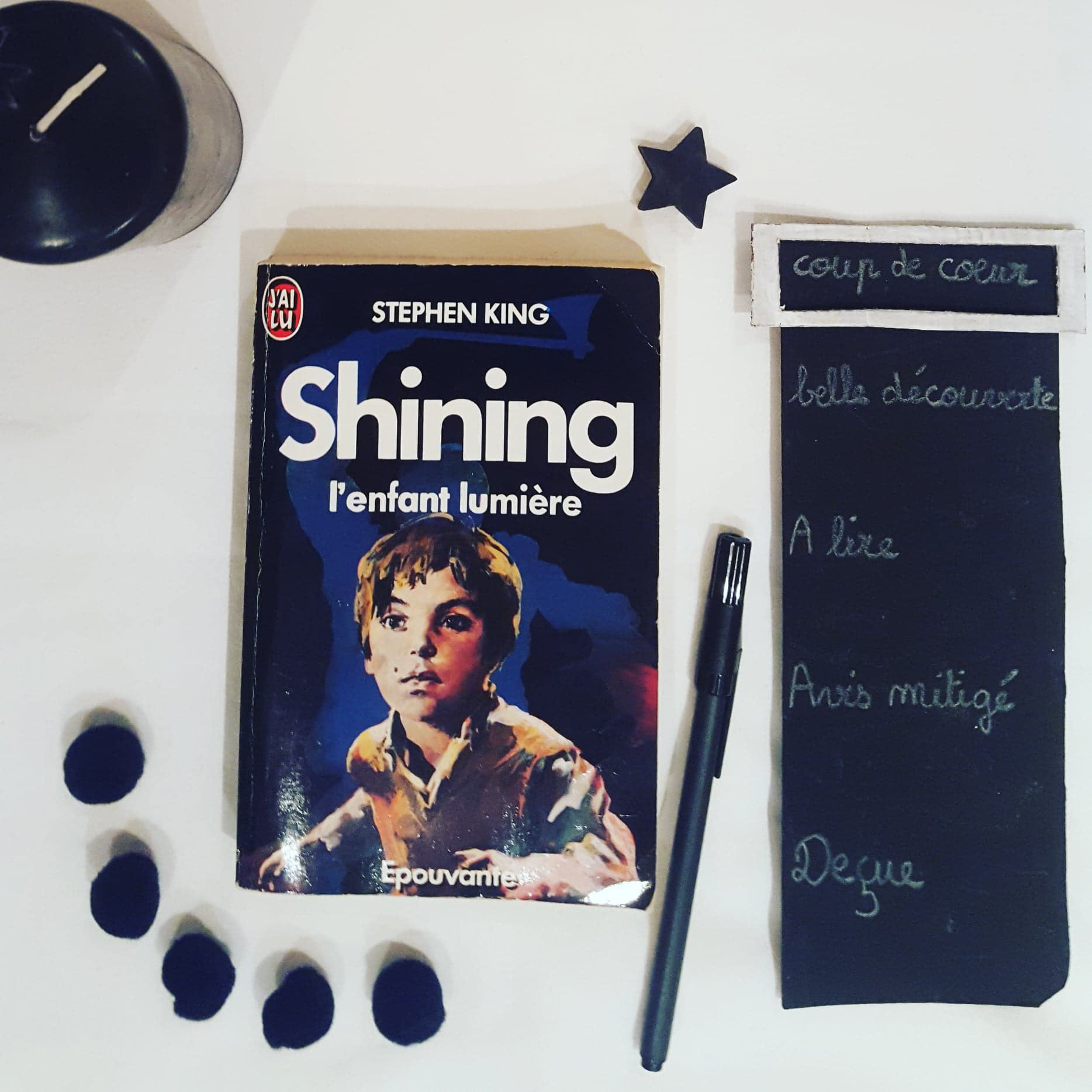 Depuis 2 ans, je m'étais fais la promesse de me lancer dans les romans de Stephen King. Suite à une enième chronique positive à ce sujet, j'ai fouillé dans la bibliothèque de mes parents et trouvé ce trésor. 📚 J'ai adoré l'aspect psychologique du livre. Chaque personnage devient inquiétant, les démons ressortent, les phénomènes paranormaux effraient le lecteur. Stephen King décrit bien le contexte, l'horreur est longue à démarrer, et ce n'est pas plus mal. Grâce à la première partie, on comprend entièrement les pensées des personnages, le décor, leur passée et leurs tourments. 📖 La différence entre réalité et mirage est difficile à cerner, le lecteur doute. Est-ce le fruit de l'imaginaire ? Les fantômes ressurgissent-ils vraiment ? Les descriptions ne sont pas trop longues, souvent entrecoupées de dialogues, donc le rythme de lecture est soutenu. 📗 J'ai mis plus de temps que ce que j'aurais souhaité à lire ce roman. J'ai tellement accrochée dès le début que je voulais le dévorer en une semaine. Malheureusement mon emploi du temps ne me l'a pas permis. En tout cas une chose est sûr, pour un 1er Stephen King, j'ai l'eau à la bouche, et une grande hâte de lire ses autres romans. 📘 Par contre, je conseille cette lecture en hiver, pour se mettre dans l'ambiance angoissante de l'hôtel perdu dans les montagnes. J'aime bien lorsque mes lectures correspondent à la période actuelle, et vous ? Lecture d'été ou d'hiver, avez-vous une préférence pour un style ?